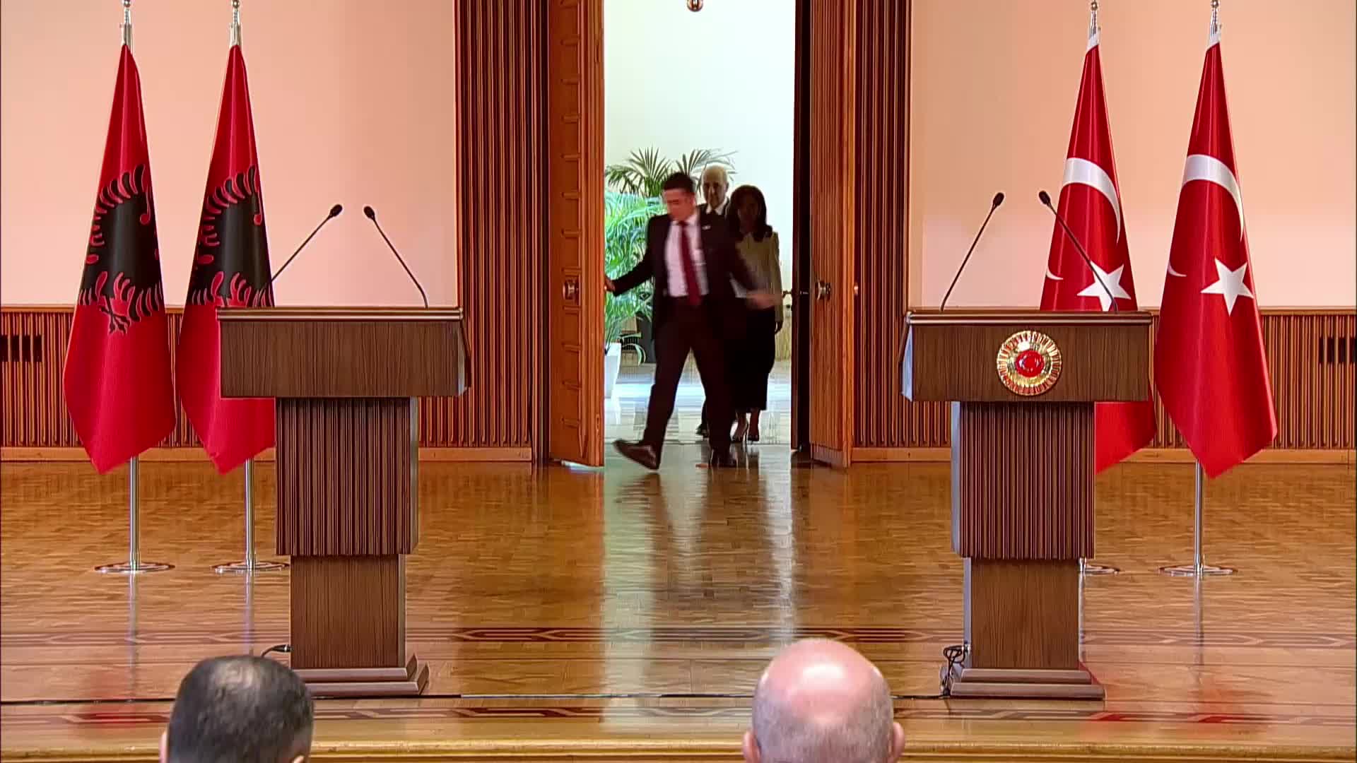 TBMM Başkanı Kurtulmuş: “İsrail’in tavrı bir devlet davranışı değil, önüne gelene had bildirmek isteyen bir mahalle kabadayısının davranışıdır, bu kabul edilemez”