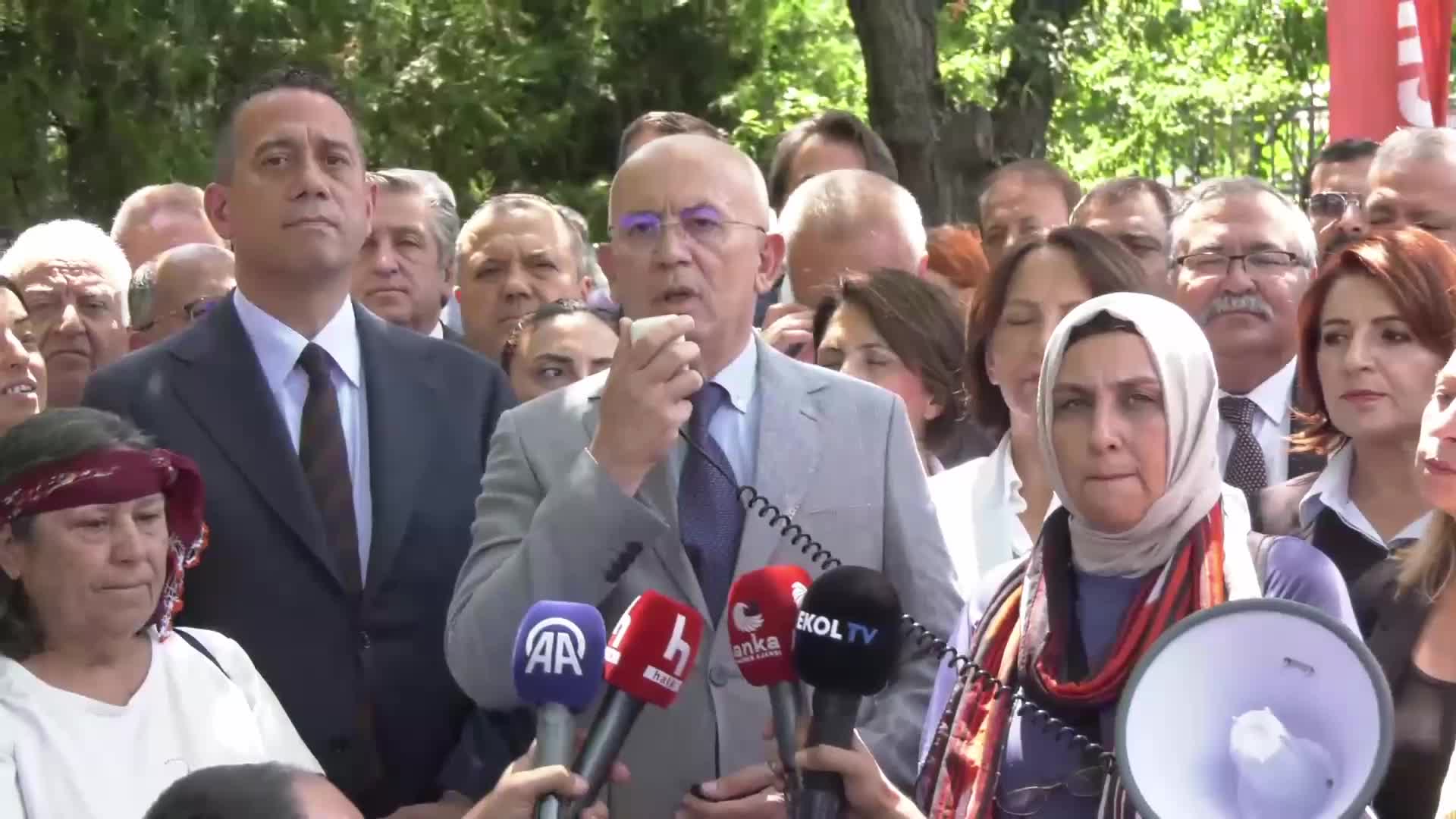 CHP, TBMM önünde zeytinlik yasasına itiraz etti... Ali Mahir Başarır: "Varank denen adam gün gelecek o tarlalarda korkuluk bile olamayacak"