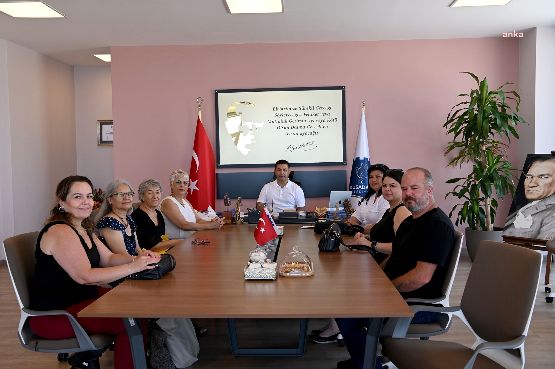 Kuşadası Belediye Başkanı Günel, kadın üreticileri makamında ağırladı