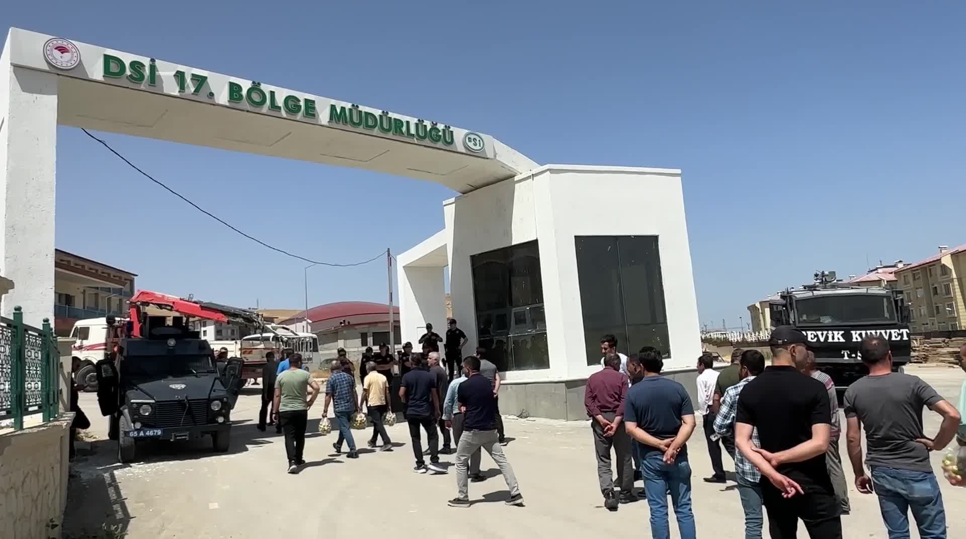 Van'da Şamran Kanalı'na su verilmemesi protesto edildi: Yurttaşlar kuruyan meyveleri DSİ önüne döktü