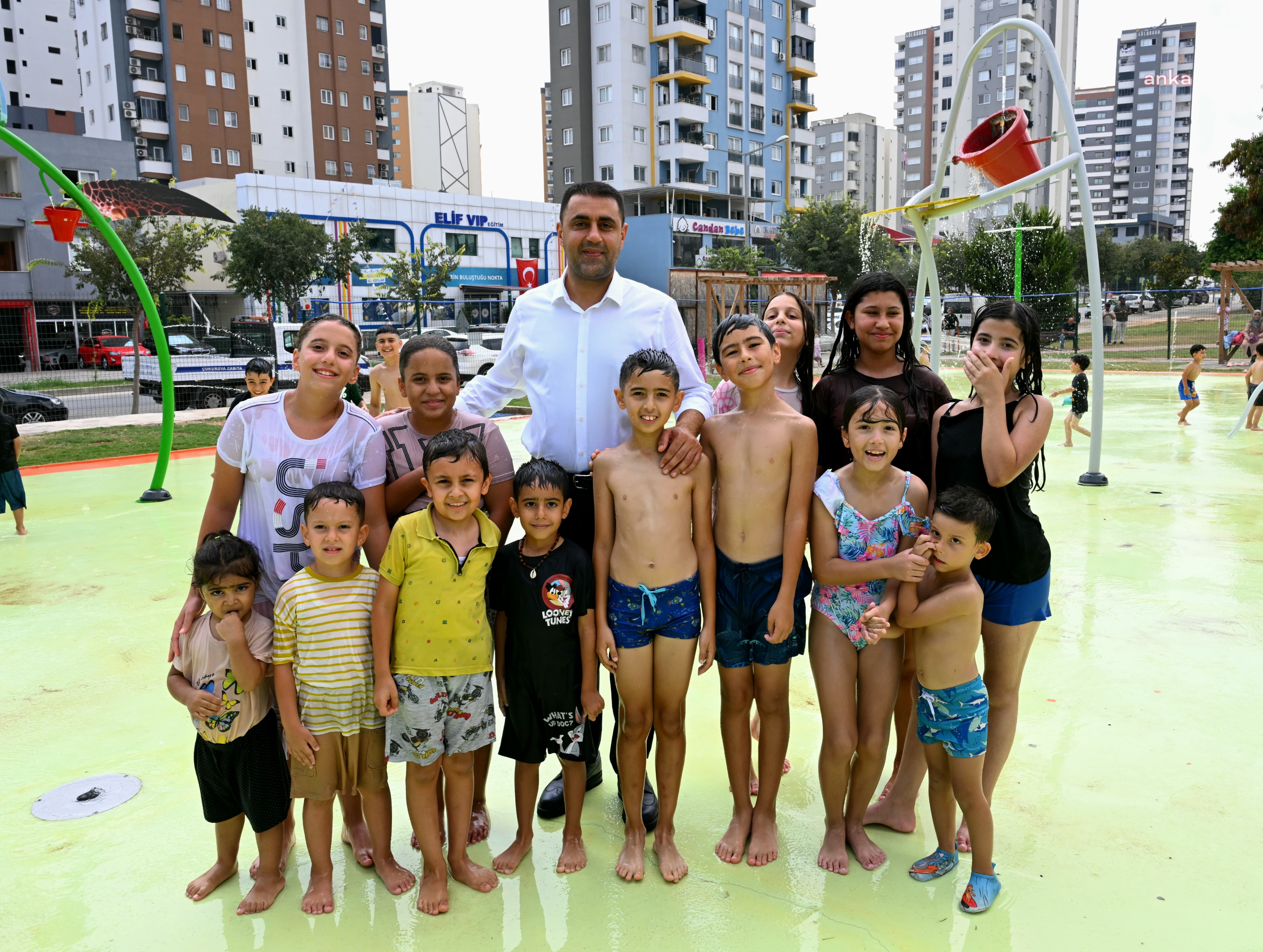 Çukurova Belediye Başkanı Kozay, su oyun parkında çocuklarla buluştu