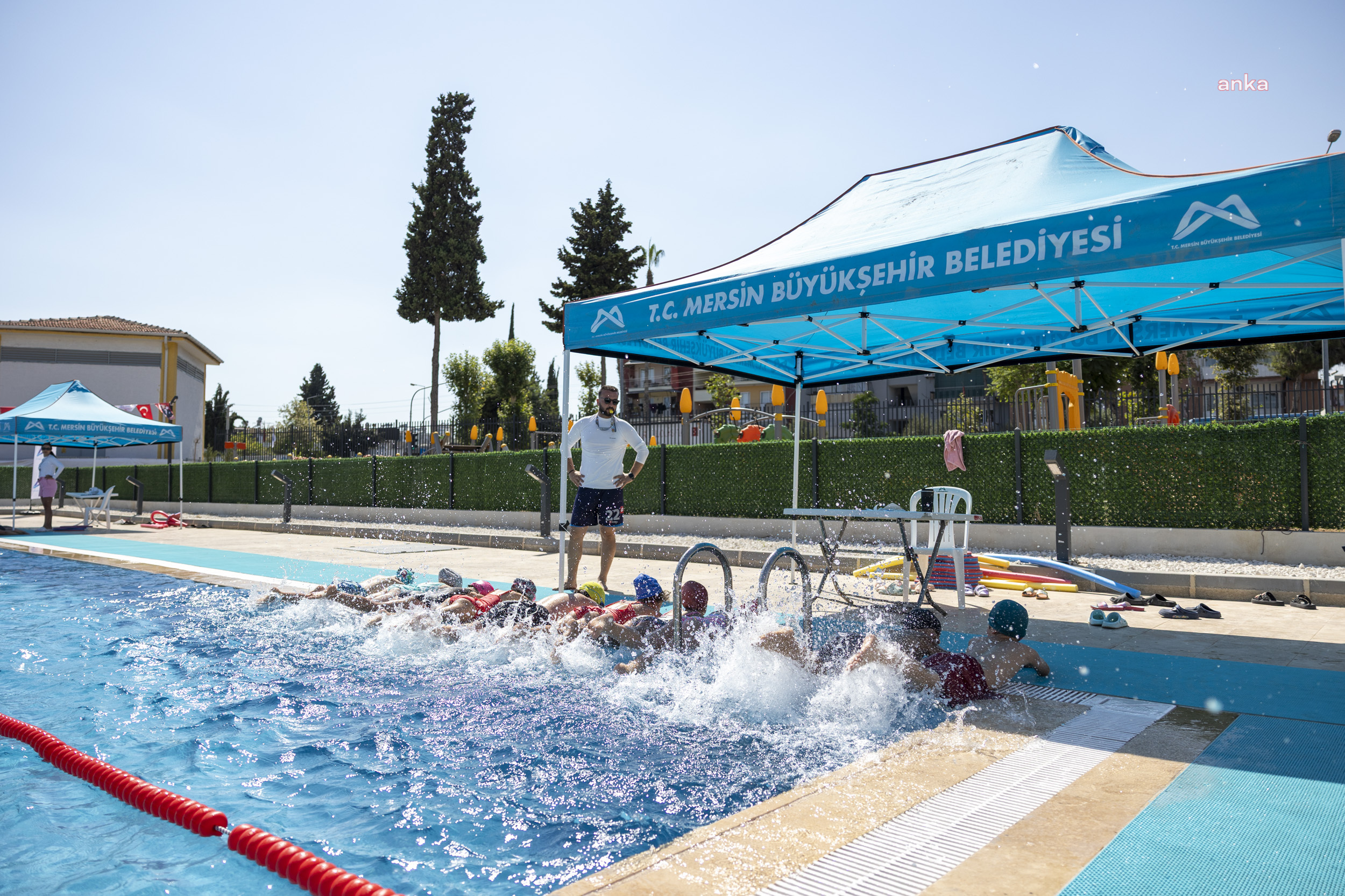 Mersin’de 7’den 70’e herkes yüzme öğreniyor