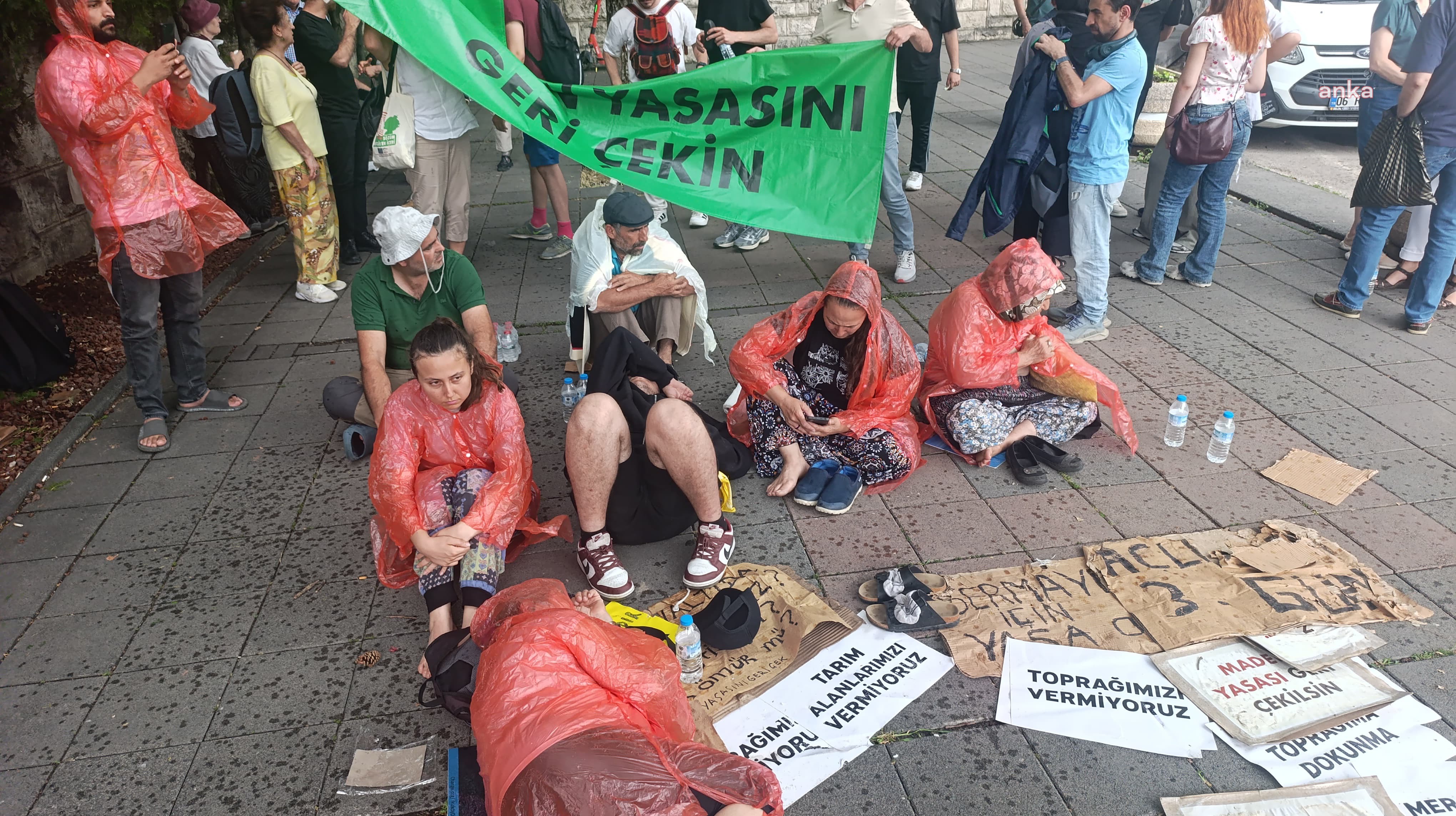 Zeytinliklerin madencilik faaliyetlerine açılmasını protesto eden köylüler, Meclis önünden seslerini duyurmaya çalışıyor: "İstiyoruz ki Meclis Genel Kurulu köylülere değer göstersin"