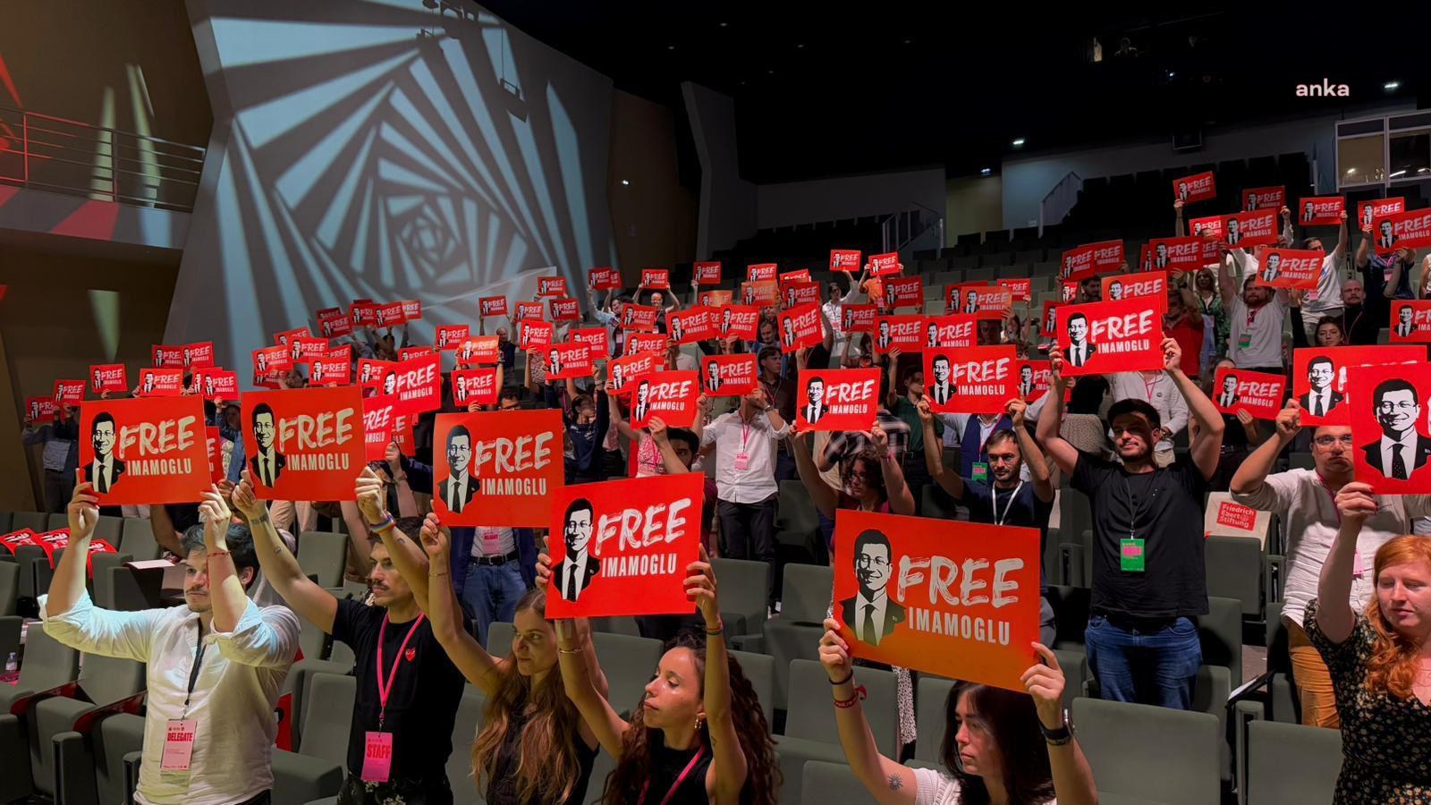 Paris'teki Genç Avrupalı Sosyalistler Kongresi'nde “Free İmamoğlu” dövizi kaldırıldı