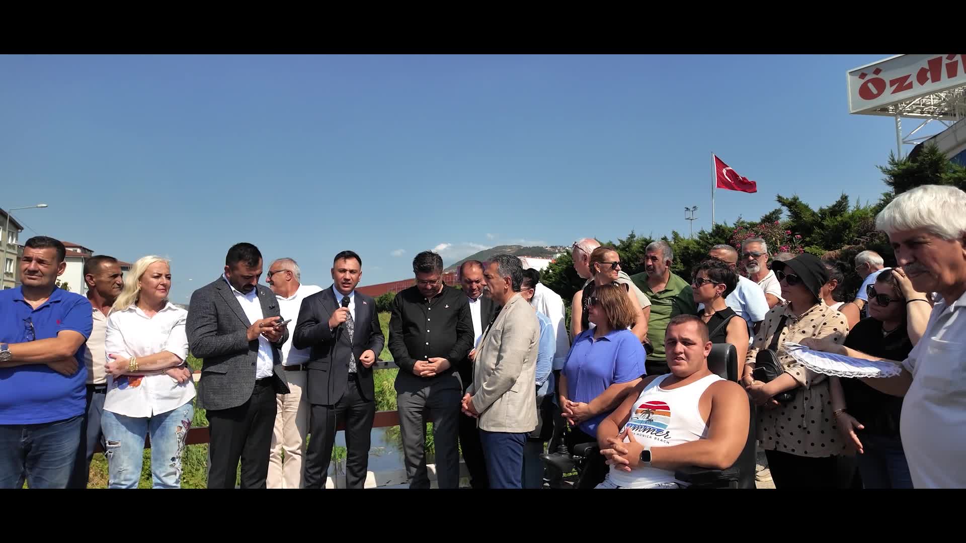 Gemlik Belediyesi'nden Karsak Deresi'nde temizlik çalışması