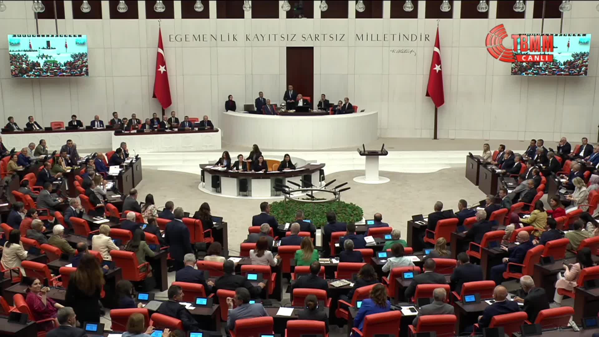 TBMM Genel Kurulu... Zeytinliklerle ilgili teklif yasalaşmadan önce AK Partililer tepkilerini dile getirmek isteyen muhalefet grup başkanvekillerini susturmaya çalıştı