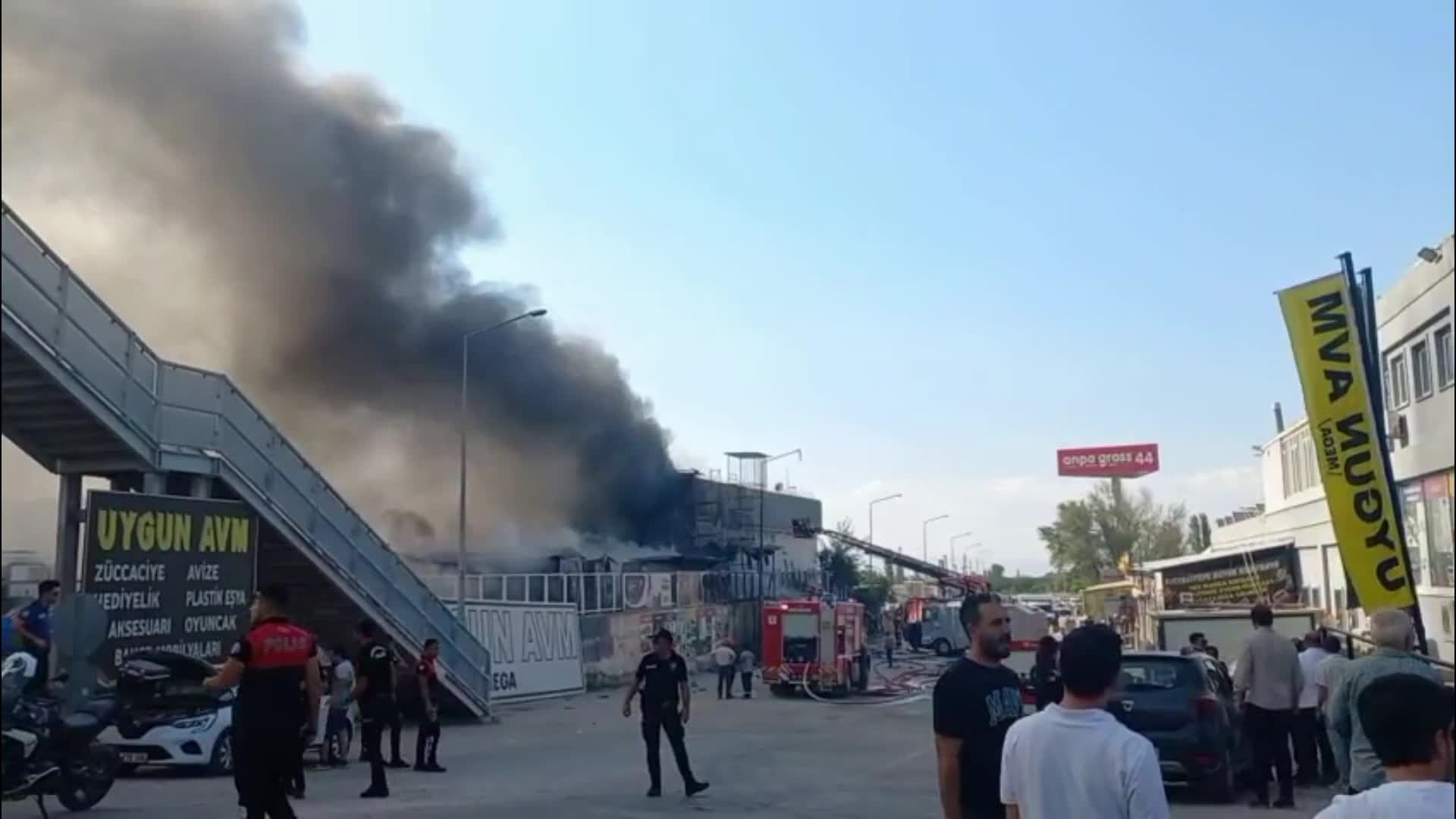 Malatya’da inşaat malzemeleri satılan iş yerinde yangın