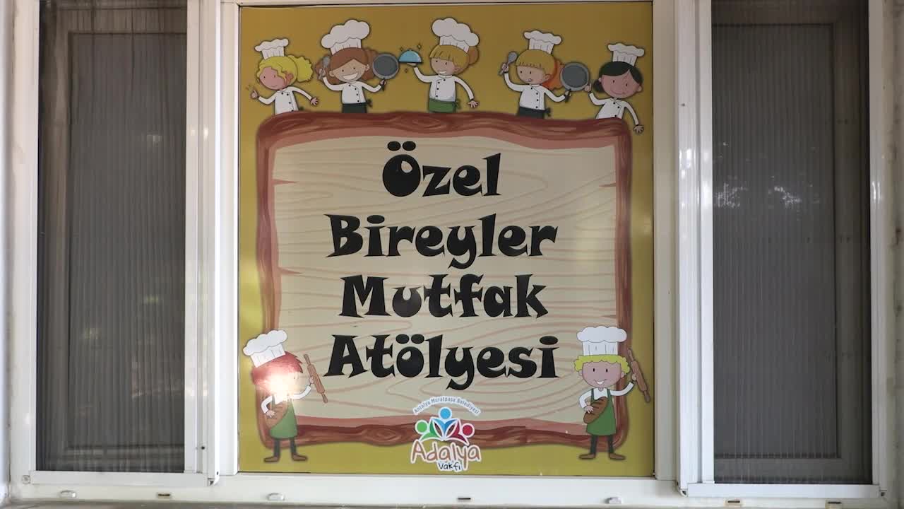 Muratpaşa Belediyesi Engelsiz Kafe'de serinleten atölye