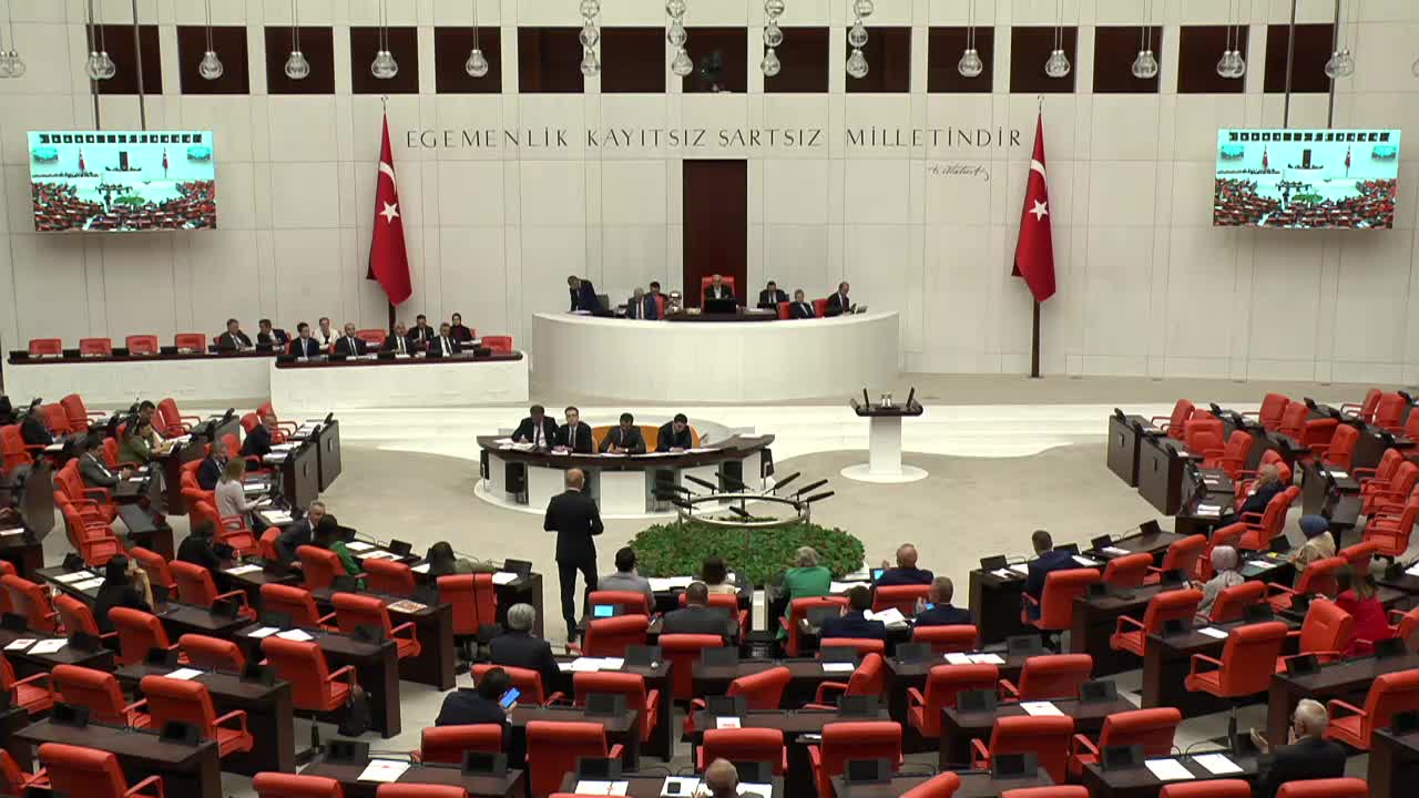 CHP’li Aşkın Genç’ten vakıflara vergi muafiyeti tepkisi: “KDV muafiyeti gerekiyorsa önce enflasyona ezdirilen halkın mutfak alışverişine getirilsin”
