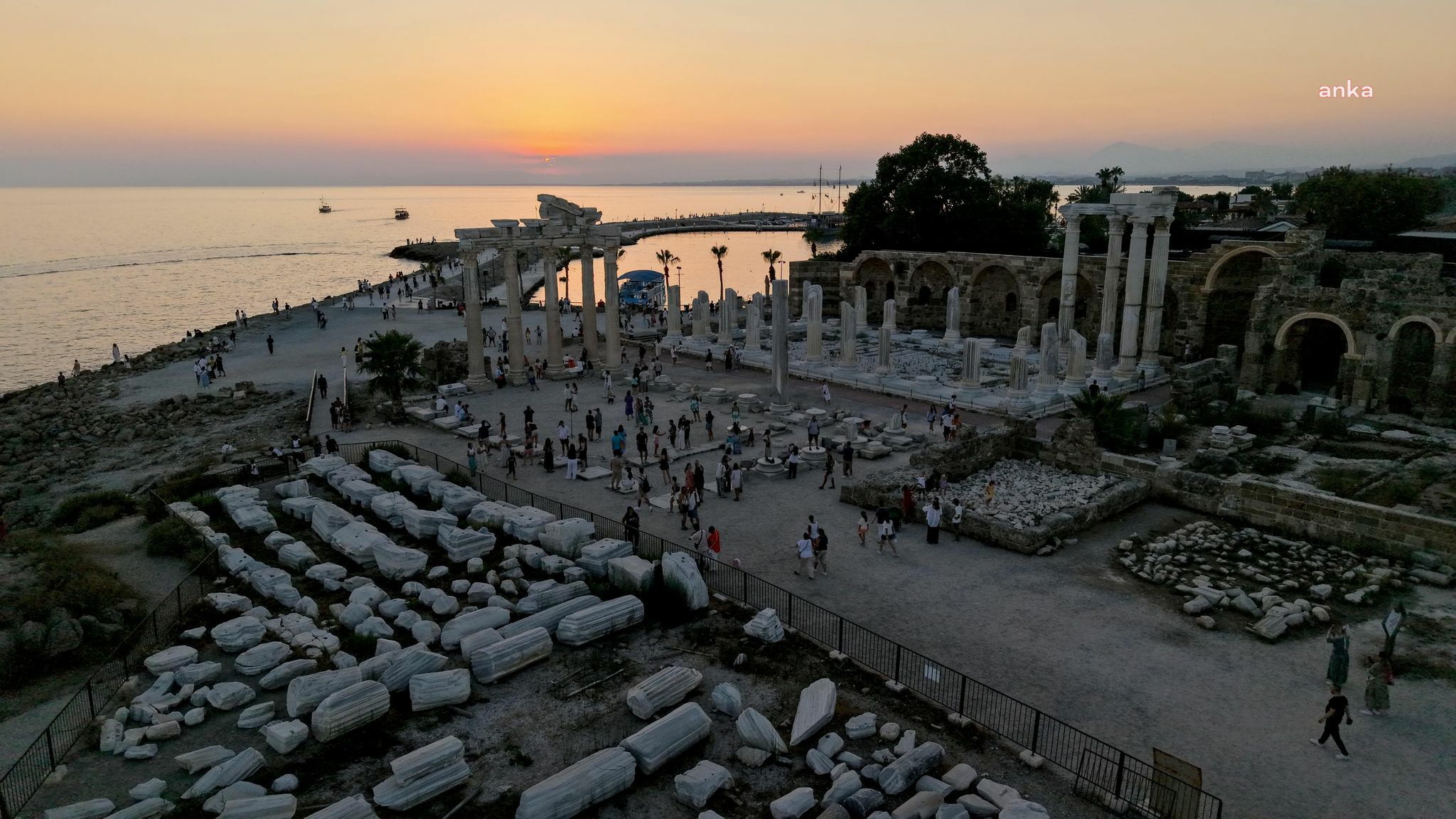 Antalya'ya gelen yabancı turist sayısında temmuz rekoru: Kente dün hava yoluyla 102 bin 6 yabancı geldi