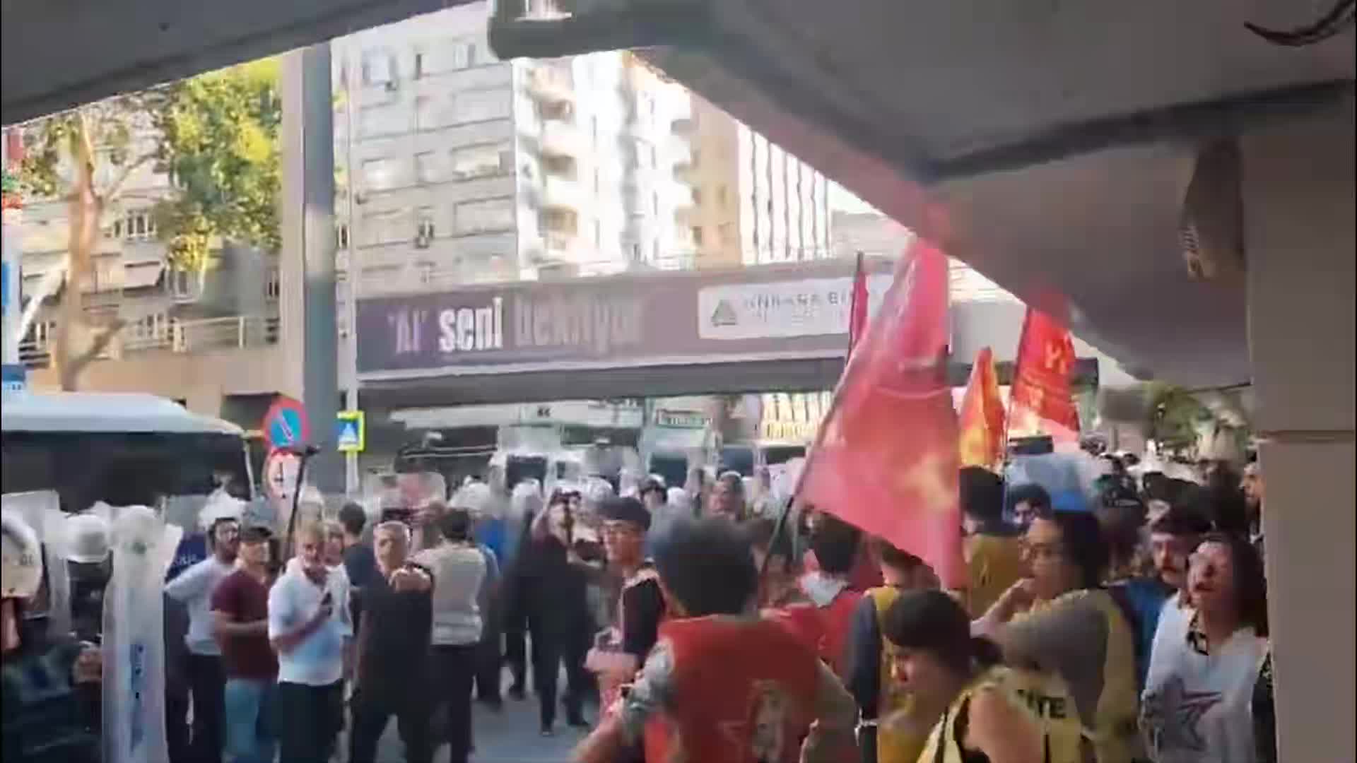 Suruç Katliamı’nın 10. yıldönümünde Ankara’da yapılan yürüyüşe polis müdahale etti, çok sayıda eylemci gözaltına alındı