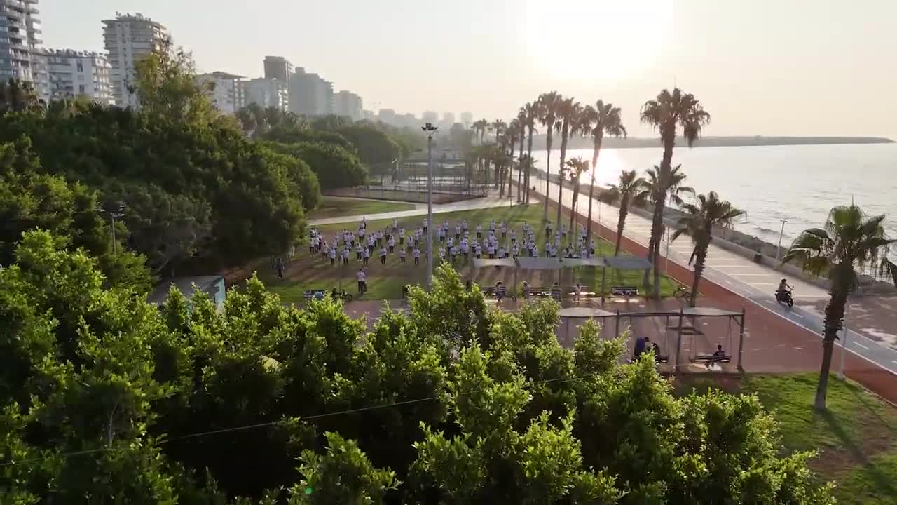 Mersinliler güne Büyükşehir Belediyesi'nin sabah sporuyla başlıyor