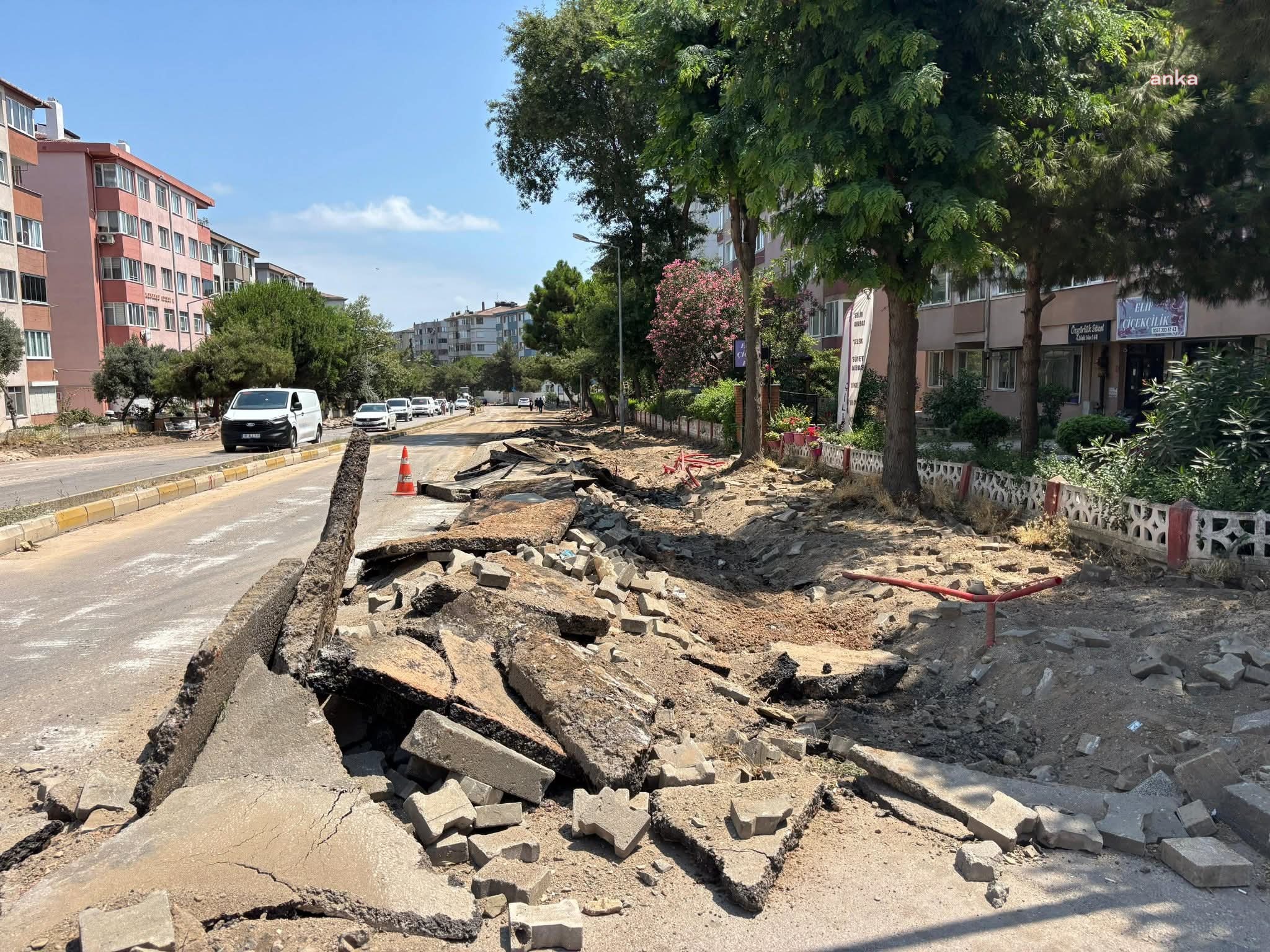 Bandırma Belediyesi'nden Mehmetçik Caddesi’nde çift yönlü kaldırım çalışması