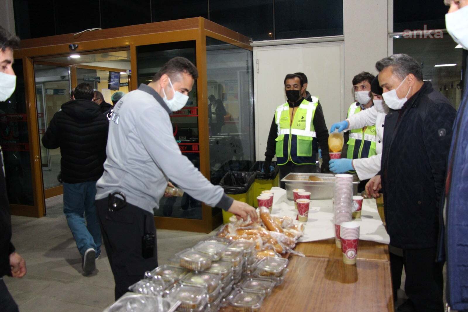 SEYDİŞEHİR BELEDİYESİ'NDEN GÜVENLİK GÜÇLERİ VE SAĞLIK ÇALIŞANLARINA SICAK ÇORBA '