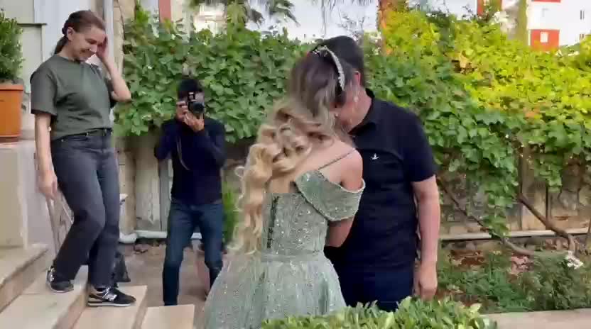 "Ev hapsindeki" Tutdere nişan yüzüğü taktı