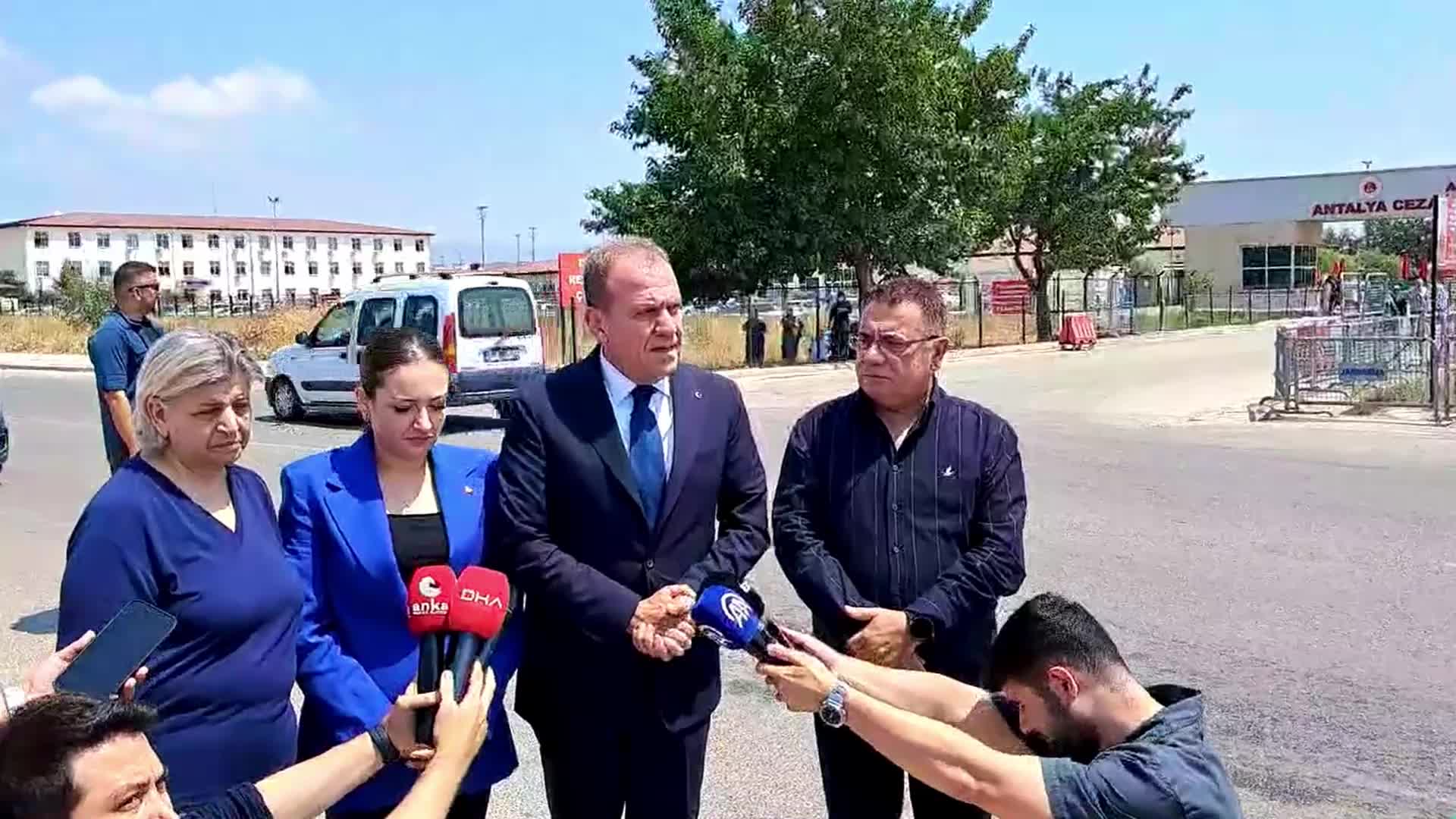 Muhittin Böcek’i ziyaret eden Vahap Seçer: "Kendisi moral olarak iyi ancak evvel eski yaşadığı kronik sağlık sorunları var"