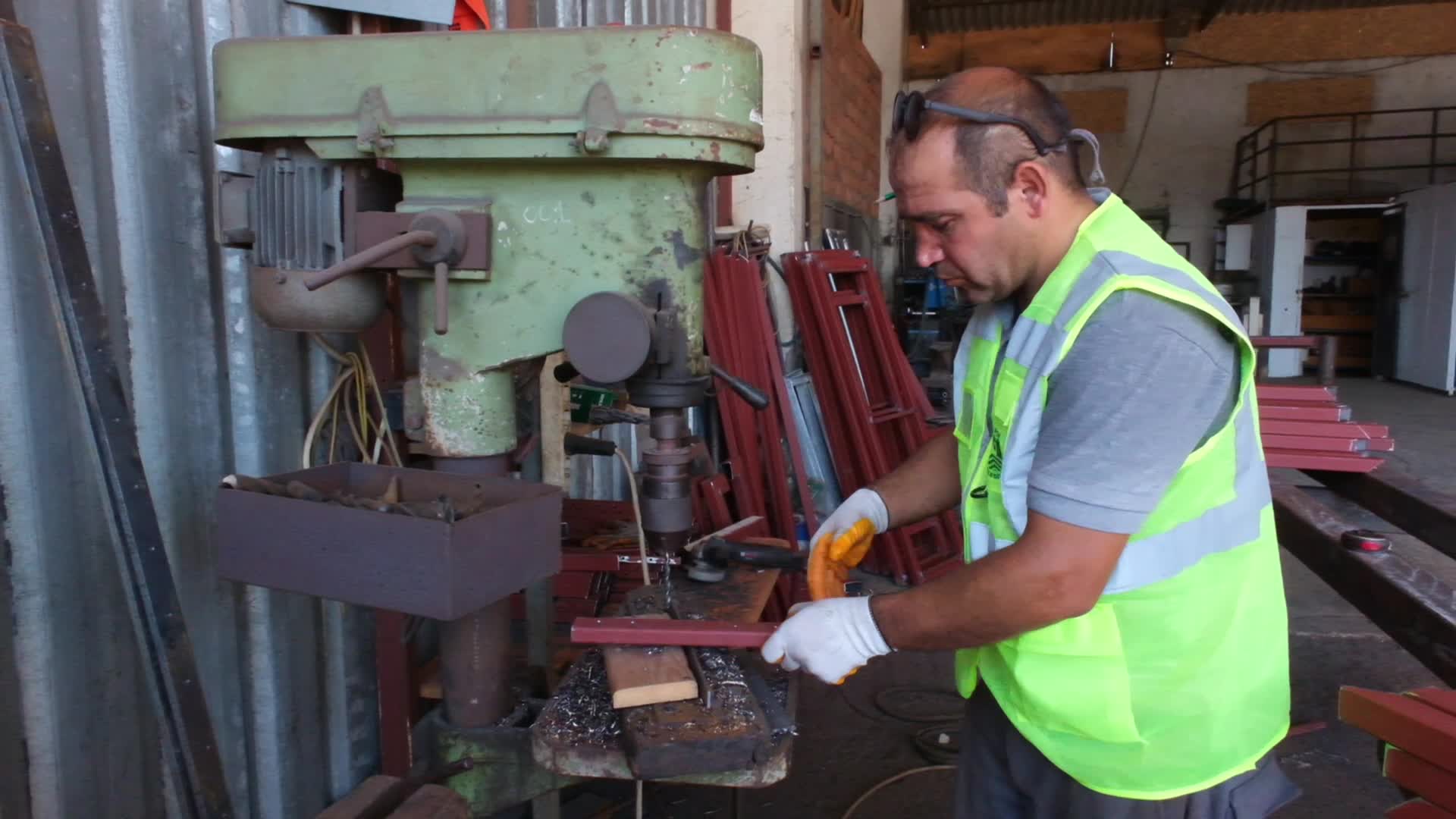Bodrum Belediyesi, kent mobilyalarını kendi atölyelerinde üretiyor