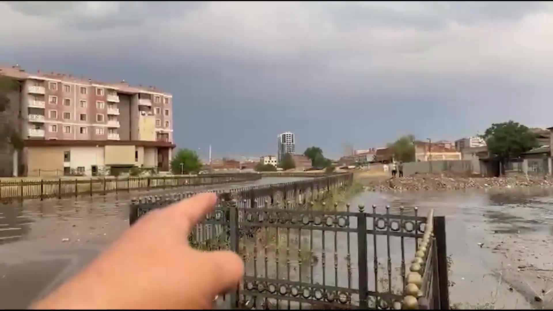 ASKİ yetkilileri, yoğun yağış sonrası taşan Ankara Çayı çevresinde inceleme yaptı