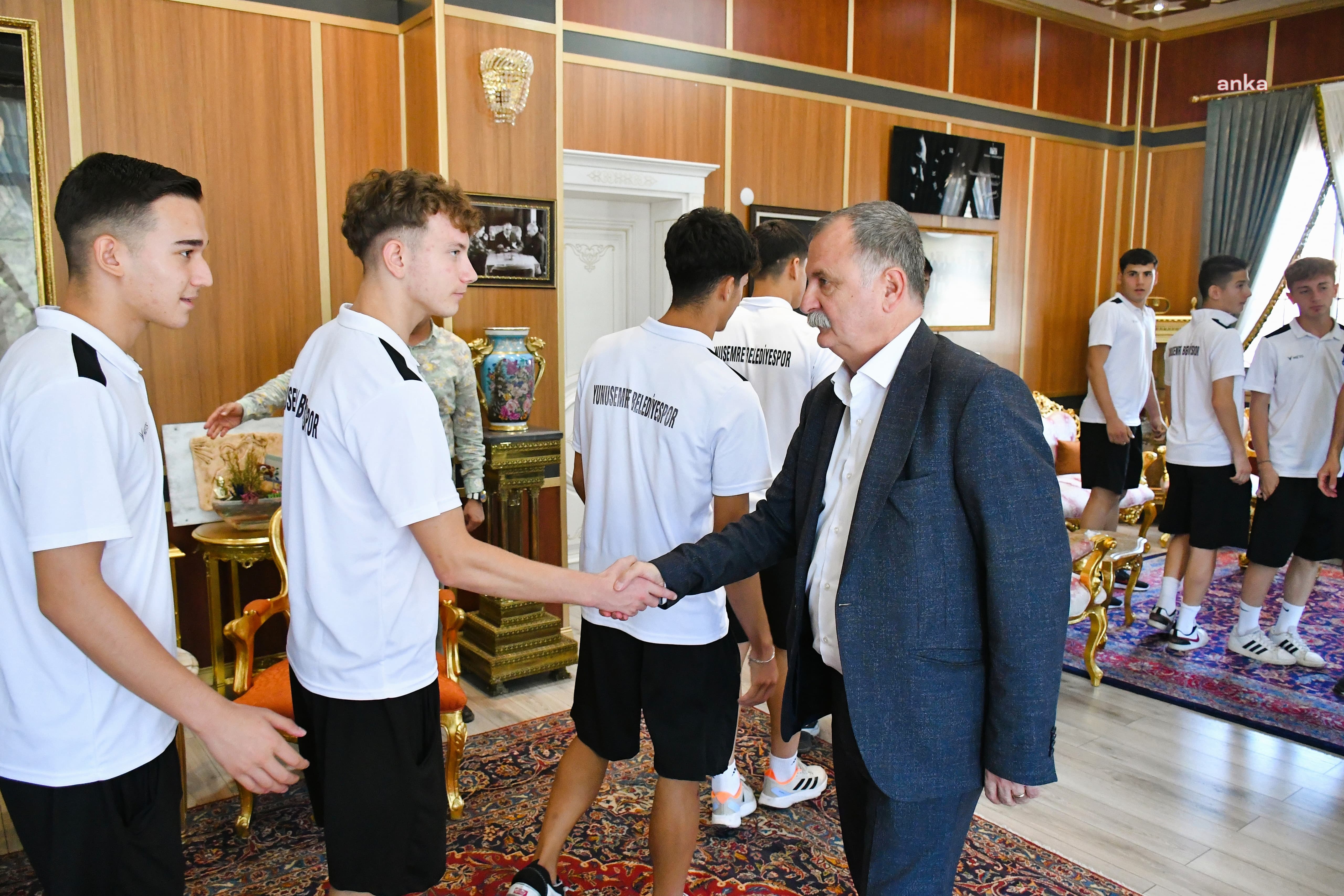 Yunusemre Belediye Başkanı Balaban, dörtlü finallere kalan Belediyespor U17 Futbol Takımı'nı konuk etti