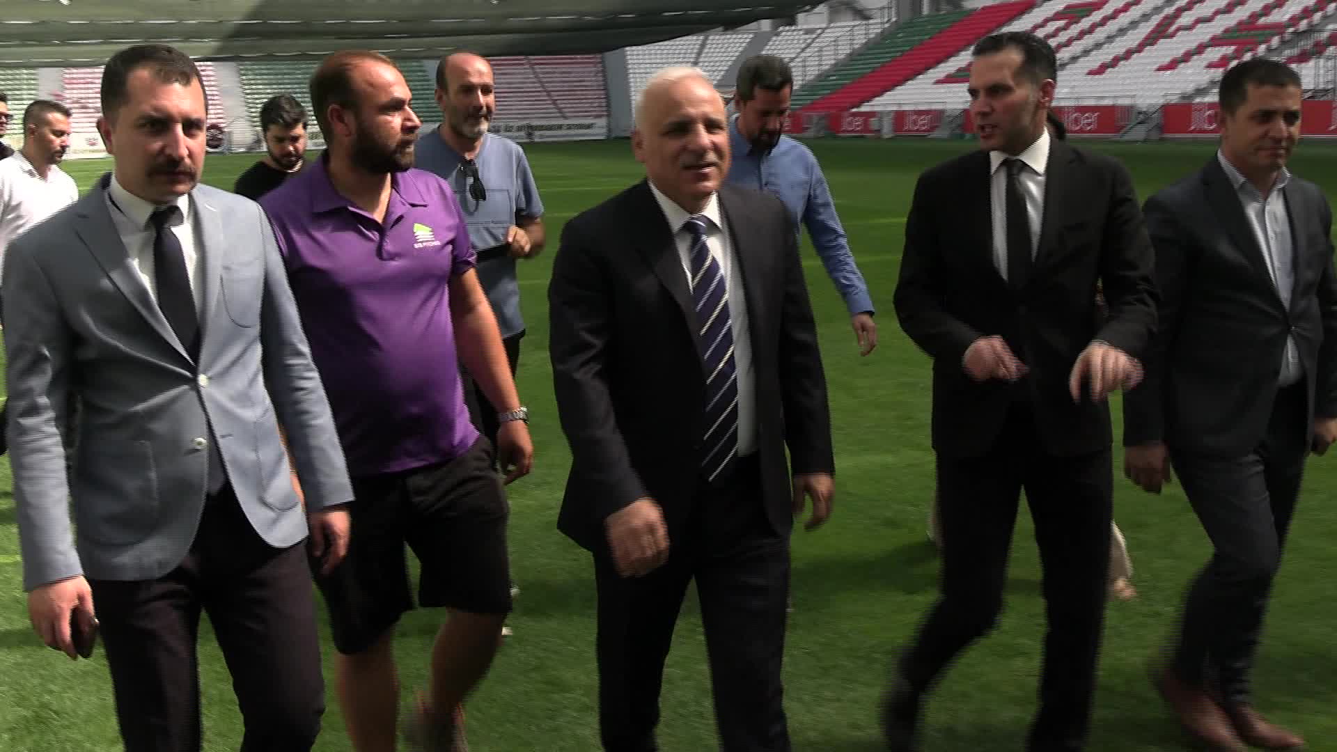 Diyarbakır Valisi Zorluoğlu, Amedspor’un maçlarını oynayacağı Diyarbakır Stadyumu'nda  incelemelerde bulundu.