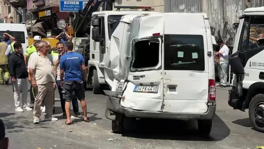 Taksim–Ataköy hattında özel halk otobüsü kazası: 1'i ağır 6 kişi yaralandı