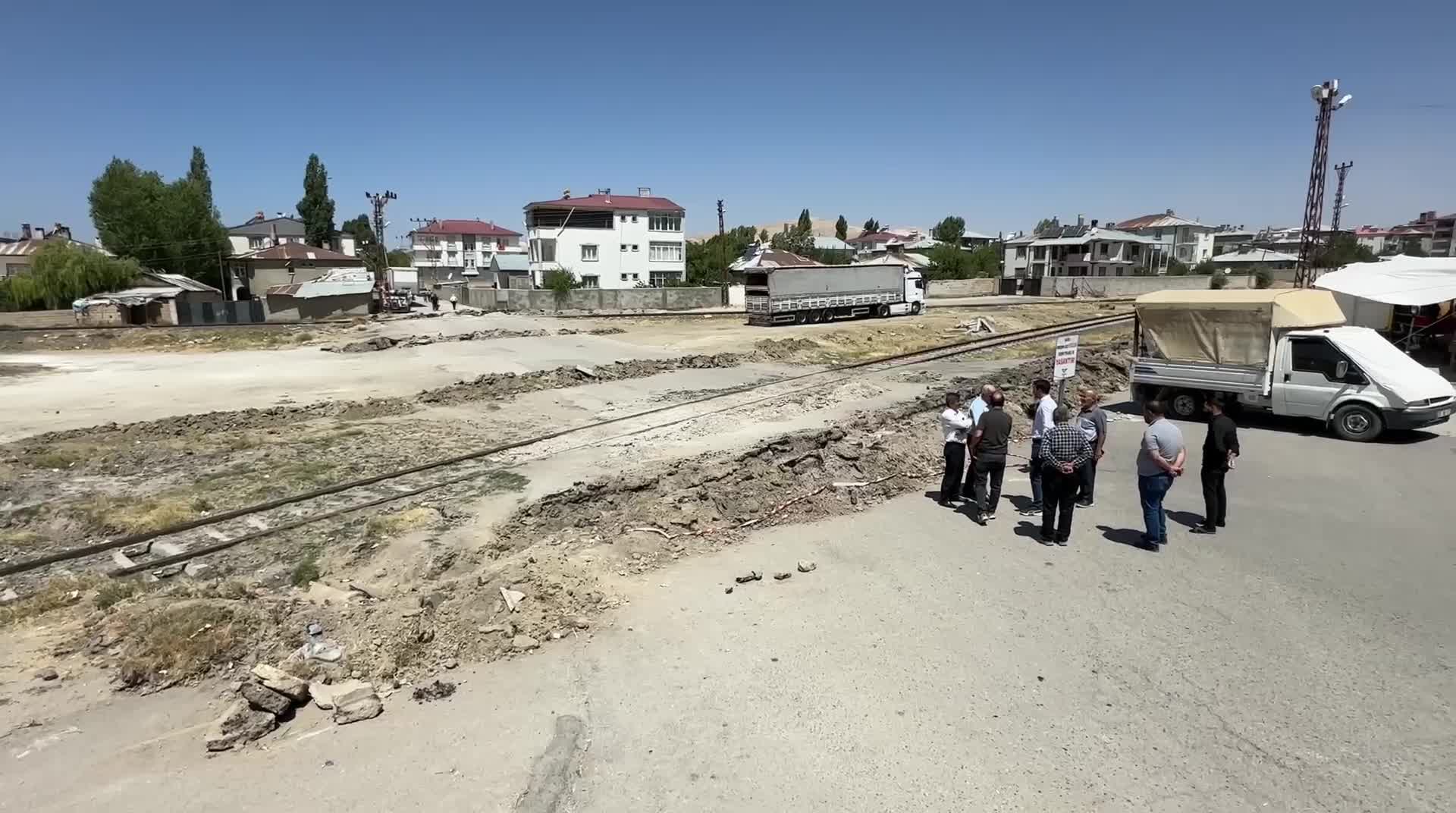 Van’da Devlet Demiryolları tarafından kapatılan yola mahalleli tepkili: "Yetkililerden yolu tekrar ulaşıma açmalarını istiyoruz"