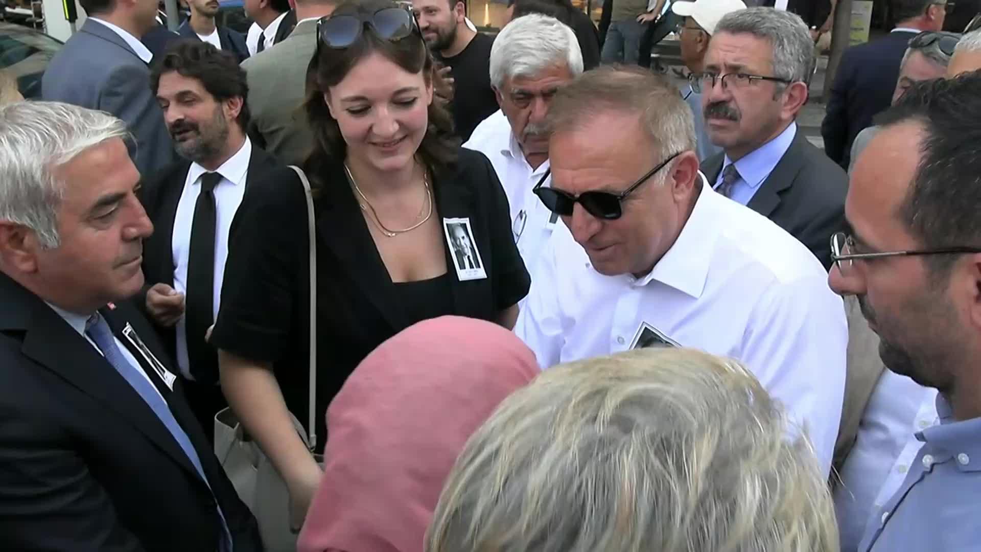 Altan Öymen alkışlarla son yolculuğuna uğurlandı