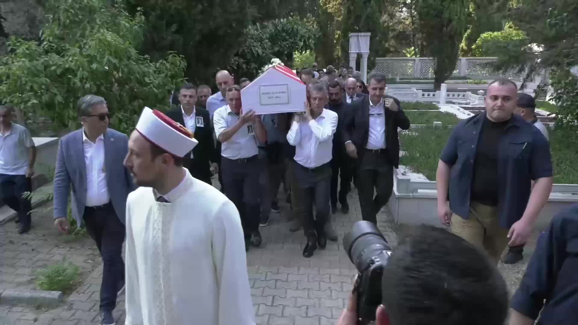 Altan Öymen toprağa verildi... Özgür Özel: “Ne partide ne Türk basınında yeri dolmaz bir ismi burada bırakıyoruz”