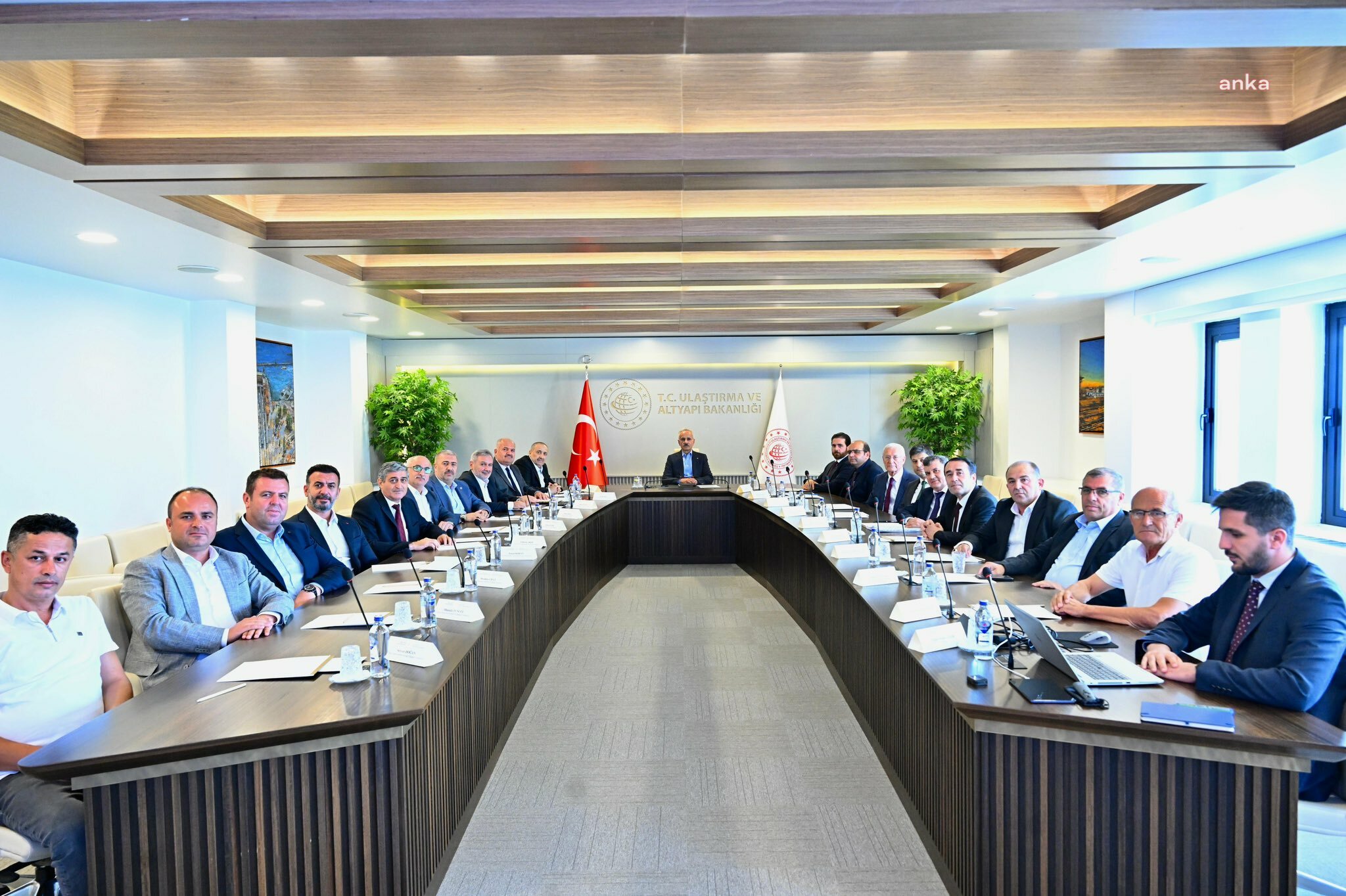 Bakan Uraloğlu, taksi sektörü temsilcileriyle bir araya geldi