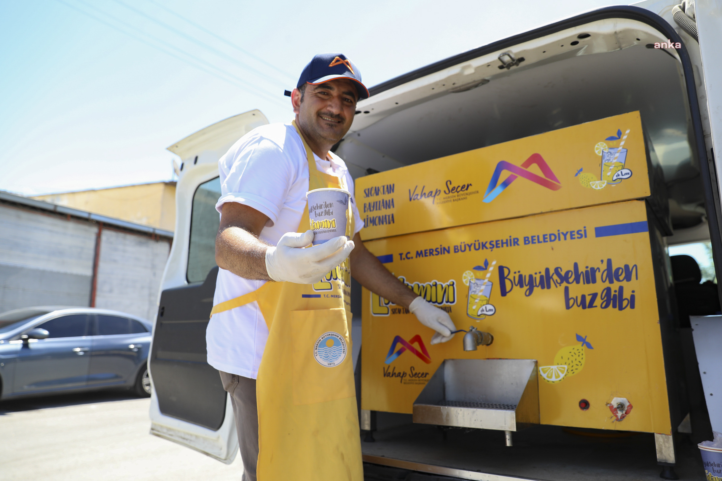 Mersin Büyükşehir Belediyesi, limonata ikramlarına başladı