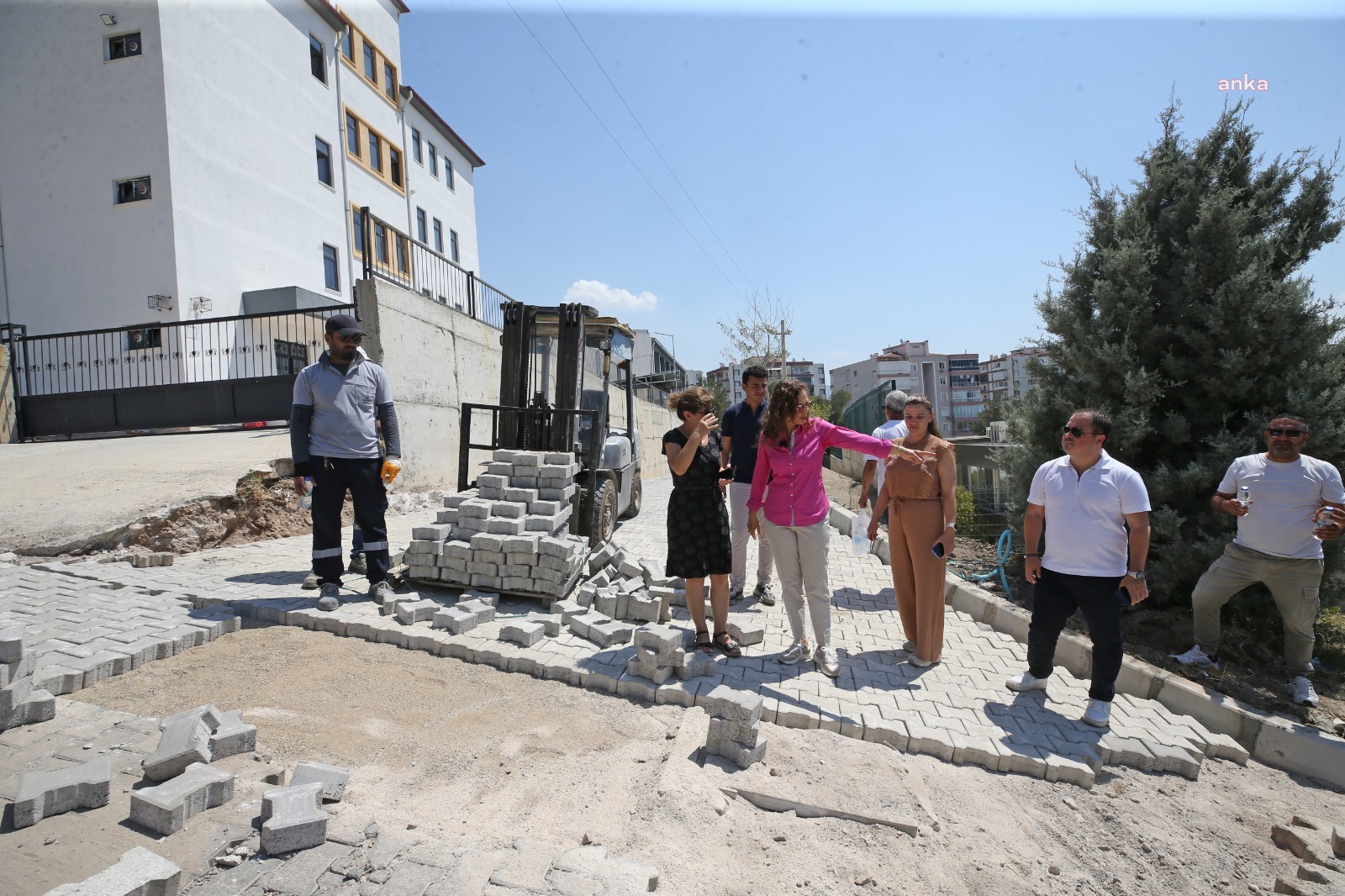 Karşıyaka Belediyesi yol yapım çalışmalarını sürdürüyor