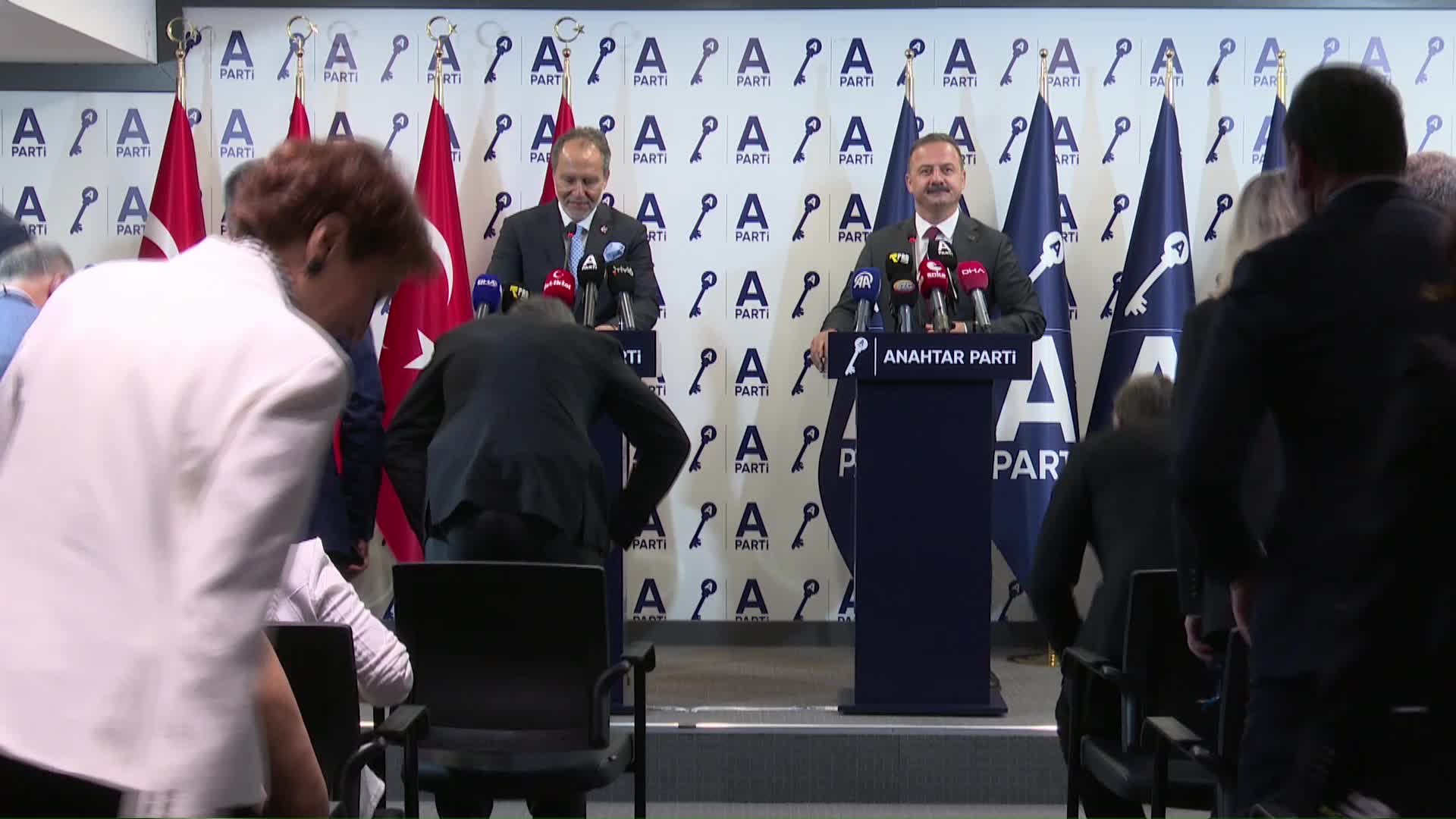 Fatih Erbakan, Yavuz Ağıralioğlu'nu ziyaret etti... İki liderden Devlet Bahçeli'ye tepki: "Talihsiz ve lüzumsuz bir açıklamadır"
