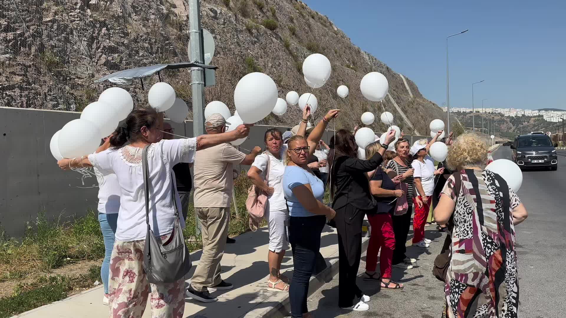 İzmir'de yurttaşlar, Murat Çalık'a gökyüzüne bolan bırakarak destek verdi