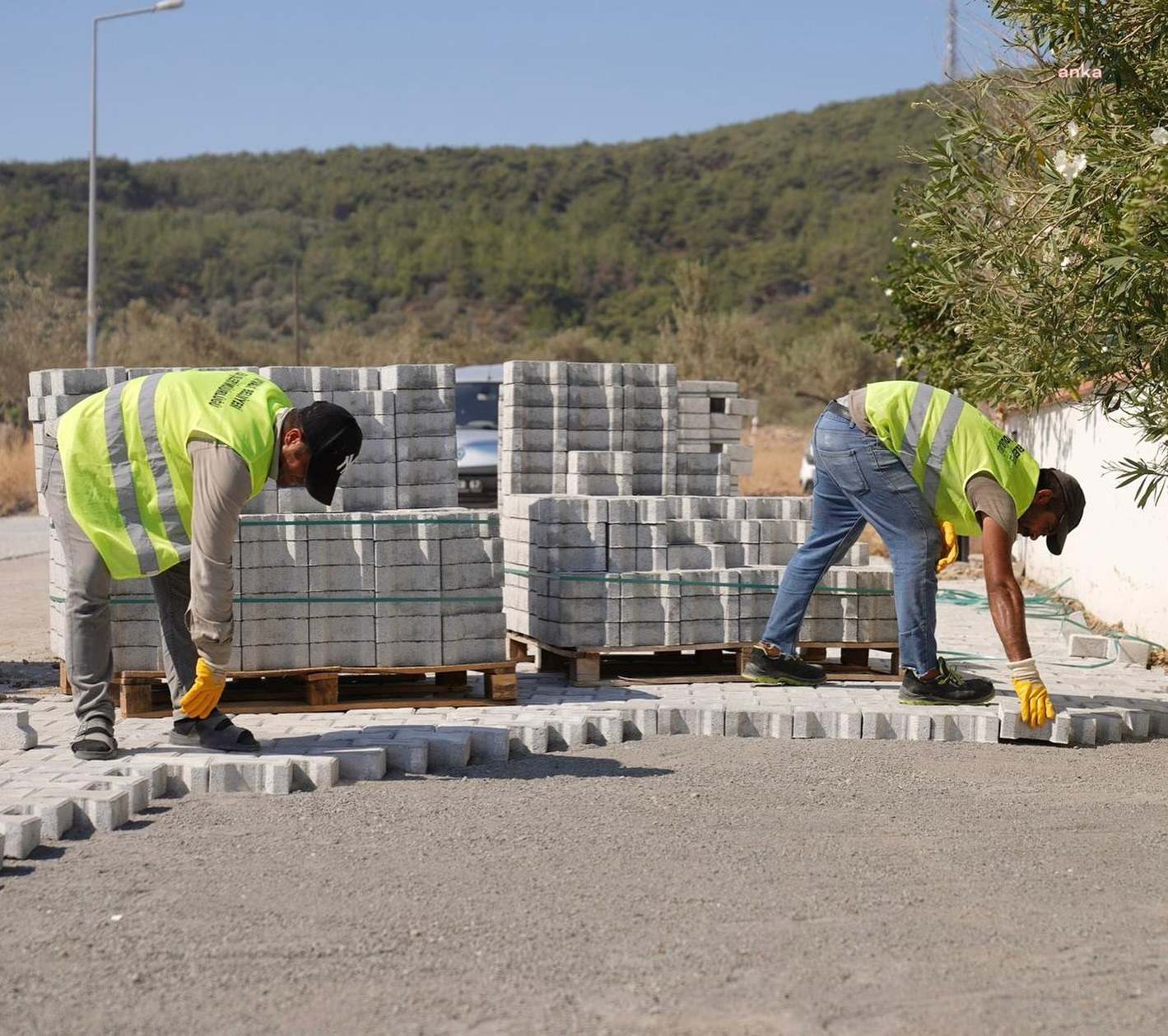 Balıkesir Belediyesi'nin Cunda Adası'ndaki yol çalışmaları hız kazandı