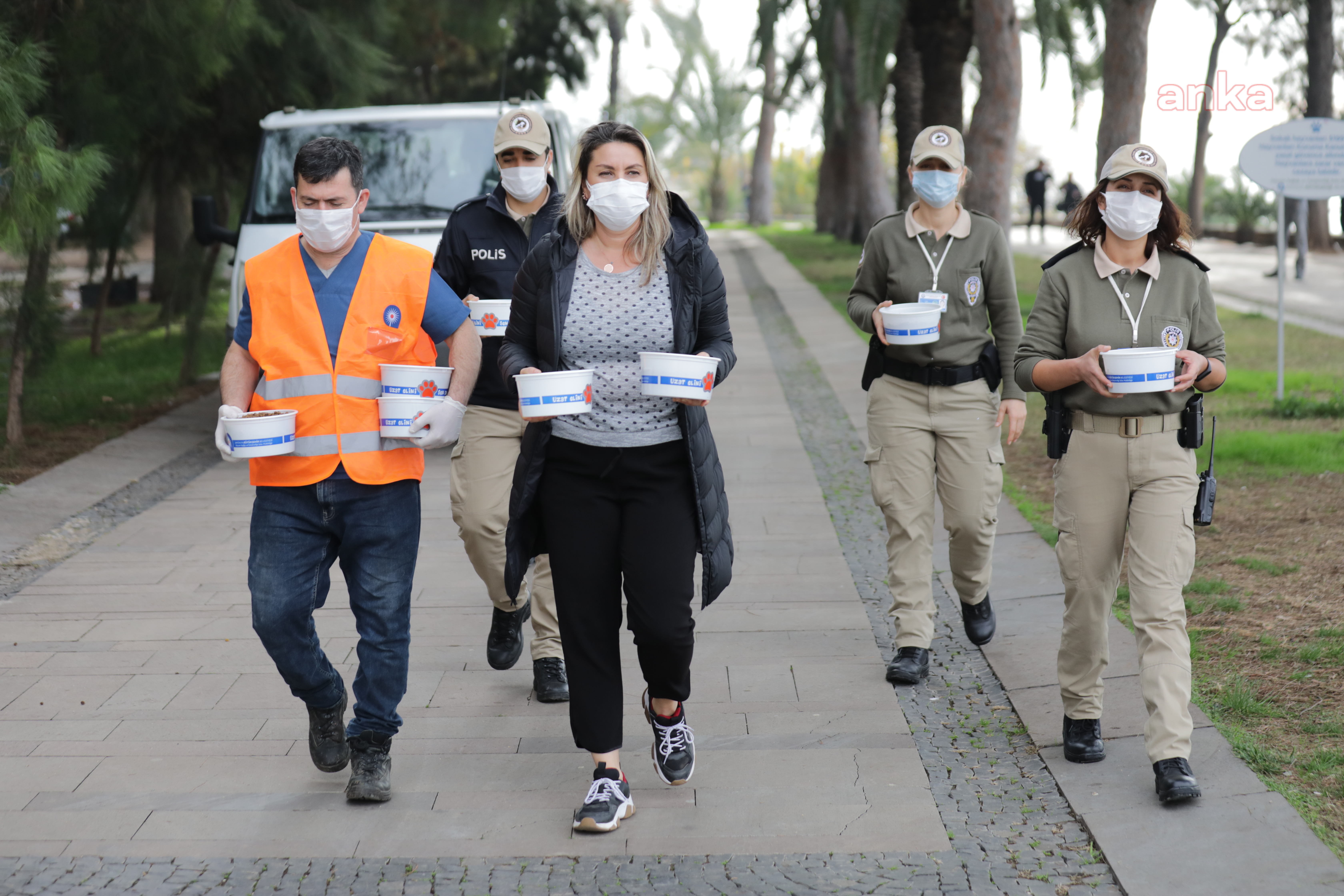 ANTALYA'DA BÜYÜKŞEHİR VE EMNİYET SOKAK HAYVANLARINI BESLEDİ