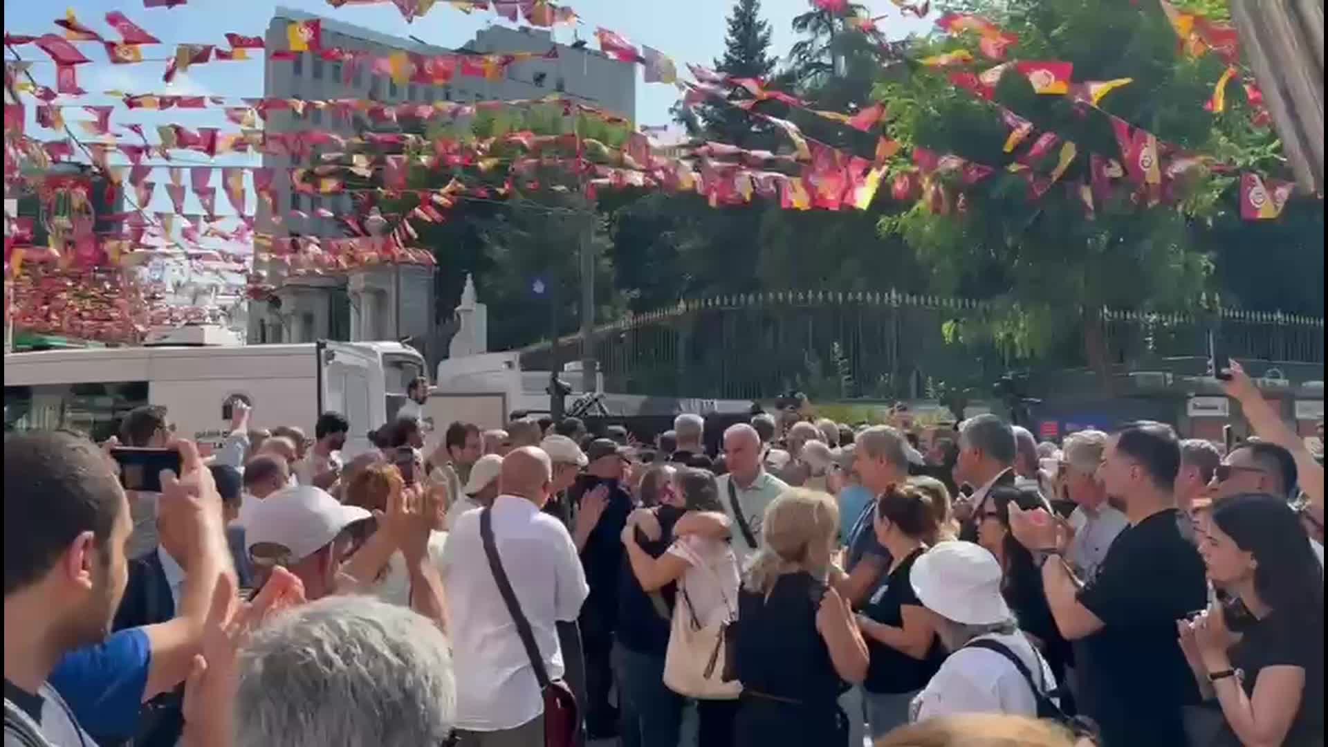 Emine Ocak Galatasaray Meydanı'ndan alkışlarla uğurlandı... “Mirasına sahip çıkacağız; kaybedenlerden yargı önünde hesap sorana kadar mücadeleyi sürdüreceğiz”