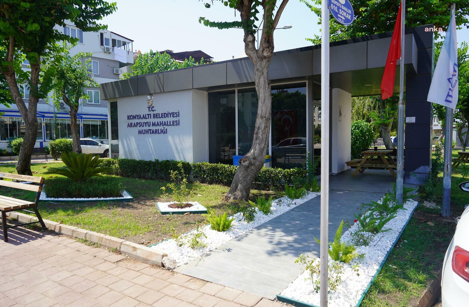 Konyaaltı Belediyesi'nden muhtarlık binalarında çiçeklendirme çalışması