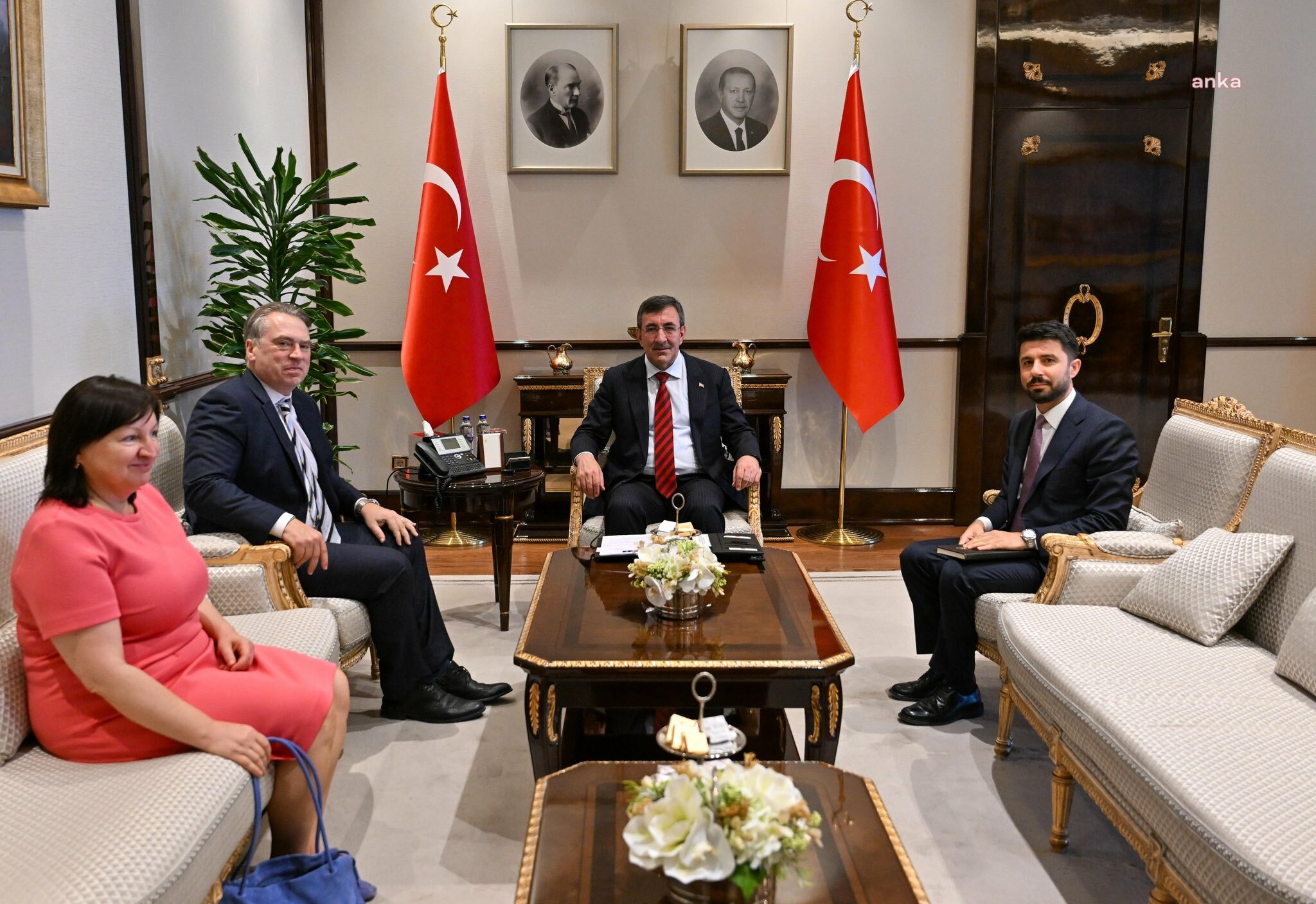 Cumhurbaşkanı Yardımcısı Yılmaz, AB Türkiye Delegasyonu Başkanı Büyükelçi Ossowski ve Amerikan Şirketler Derneği yönetimiyle bir araya geldi