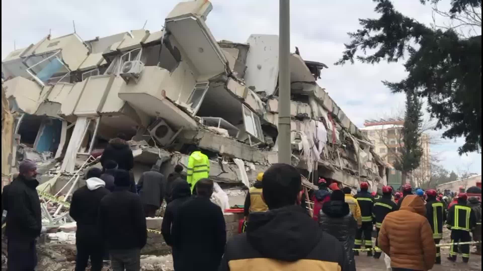 Depremde 21 kişiye mezar olan Arı Apartmanı soruşturması: Müteahhit, statik fenni mesul, yapı sahibi ve belediye görevlileri için "asli kusurlu" tespiti yapıldı, iddianame hala hazırlanmadı