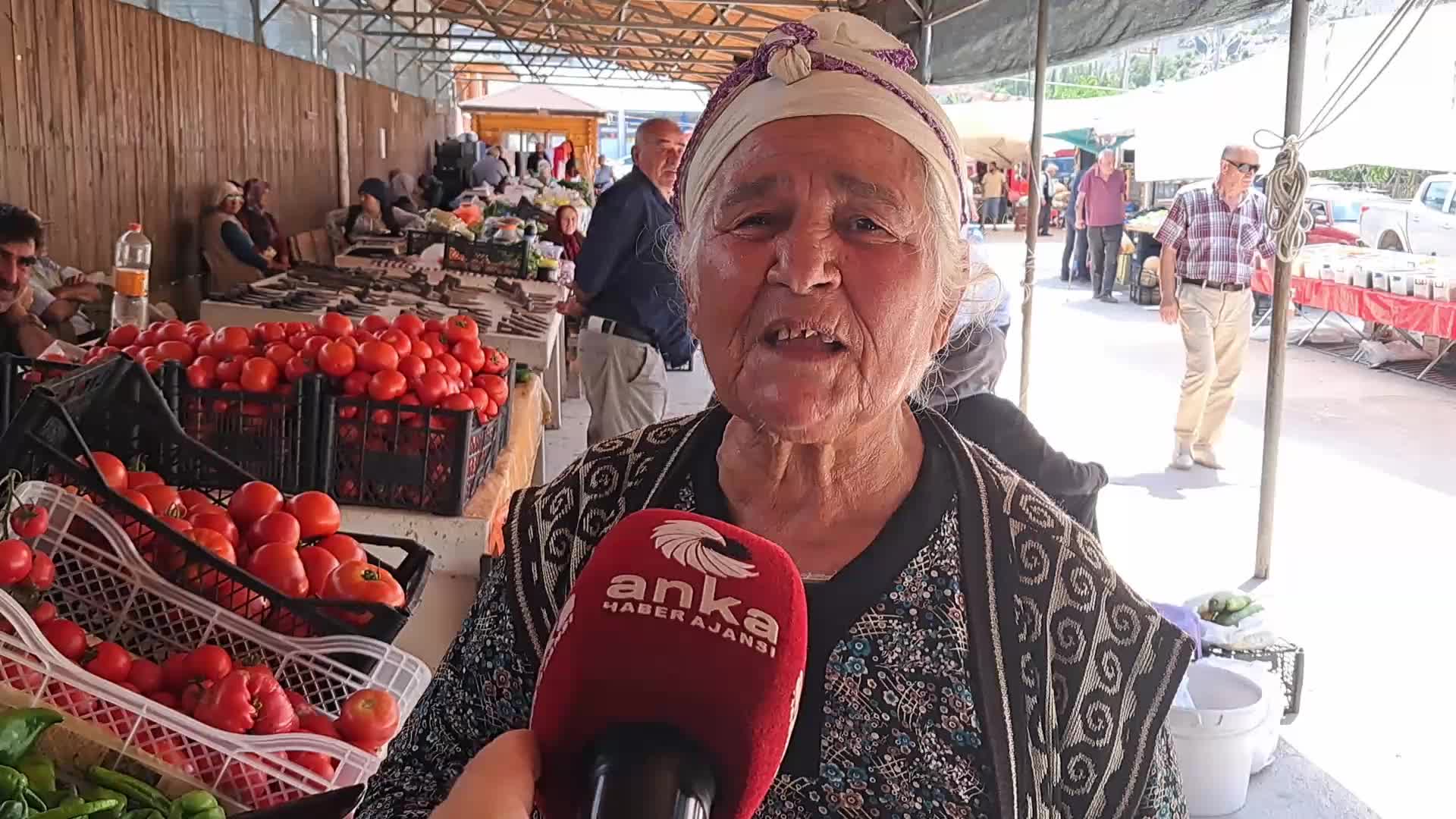 Ardanuç’ta emekliler pazar alışverişi yapamıyor: "Emeklilere verilen zamlar yetersiz. Biz yüzde 50 zam beklerken yüzde 16 geldi"