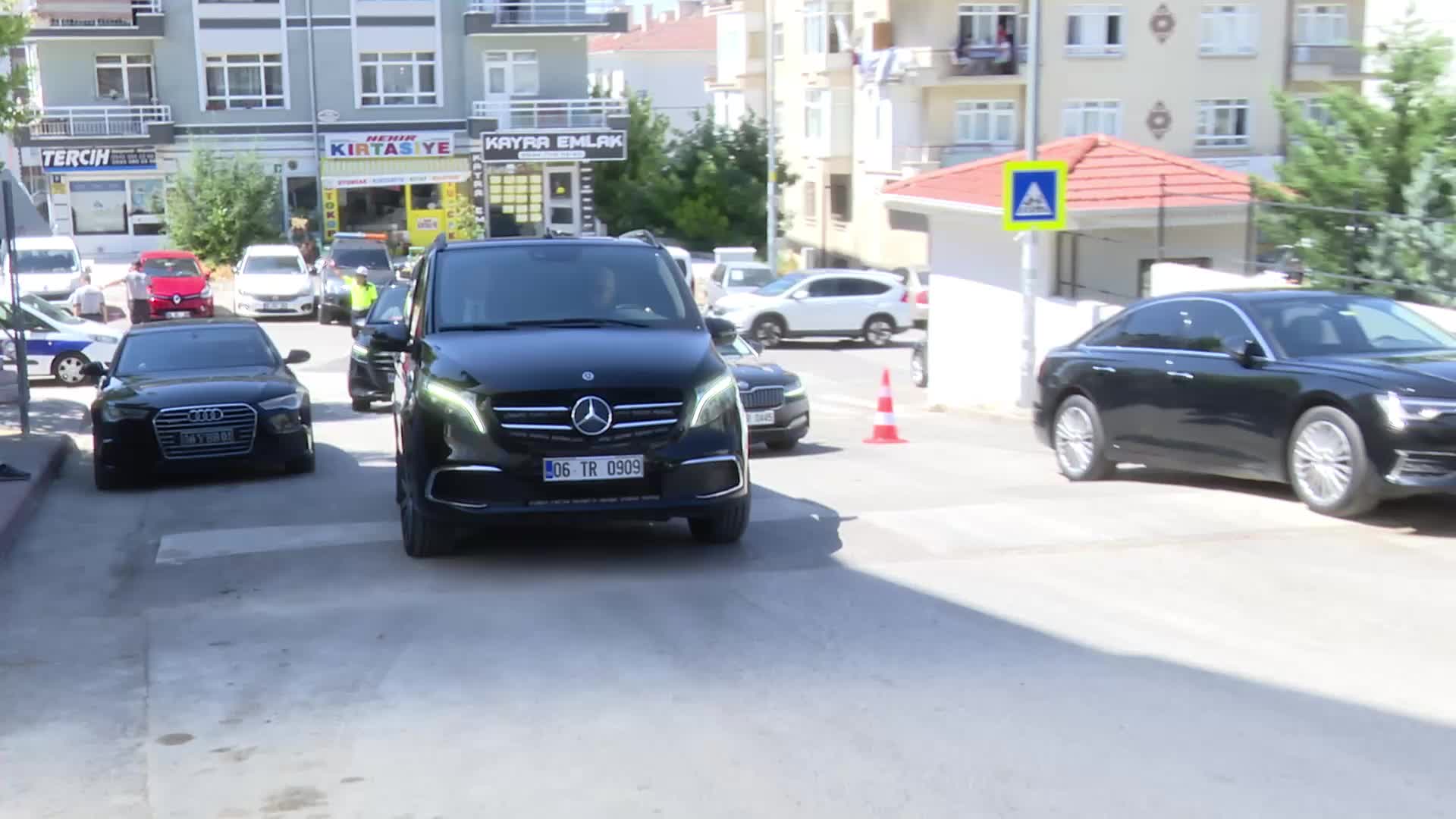 Özgür Özel semt pazarında... Esnaf: “Bir kilo muz ister diye insanlar çocuklarını korkudan pazara getiremiyor”