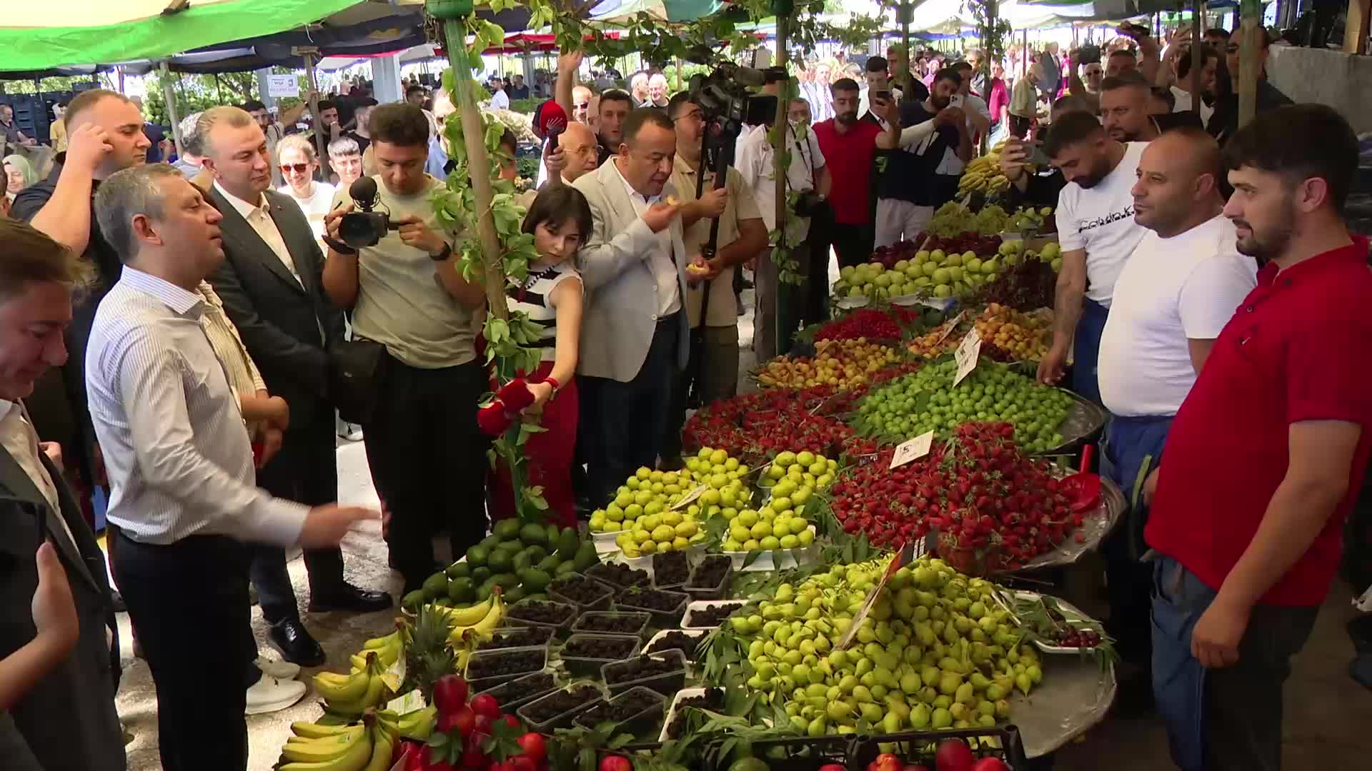 Özgür Özel, semt pazarında... “AK Parti geldiğinde yedi çeyrek altın alan asgari ücretli, şimdi üç çeyreğe düştüyse pazarda hangi parayı harcayacak”