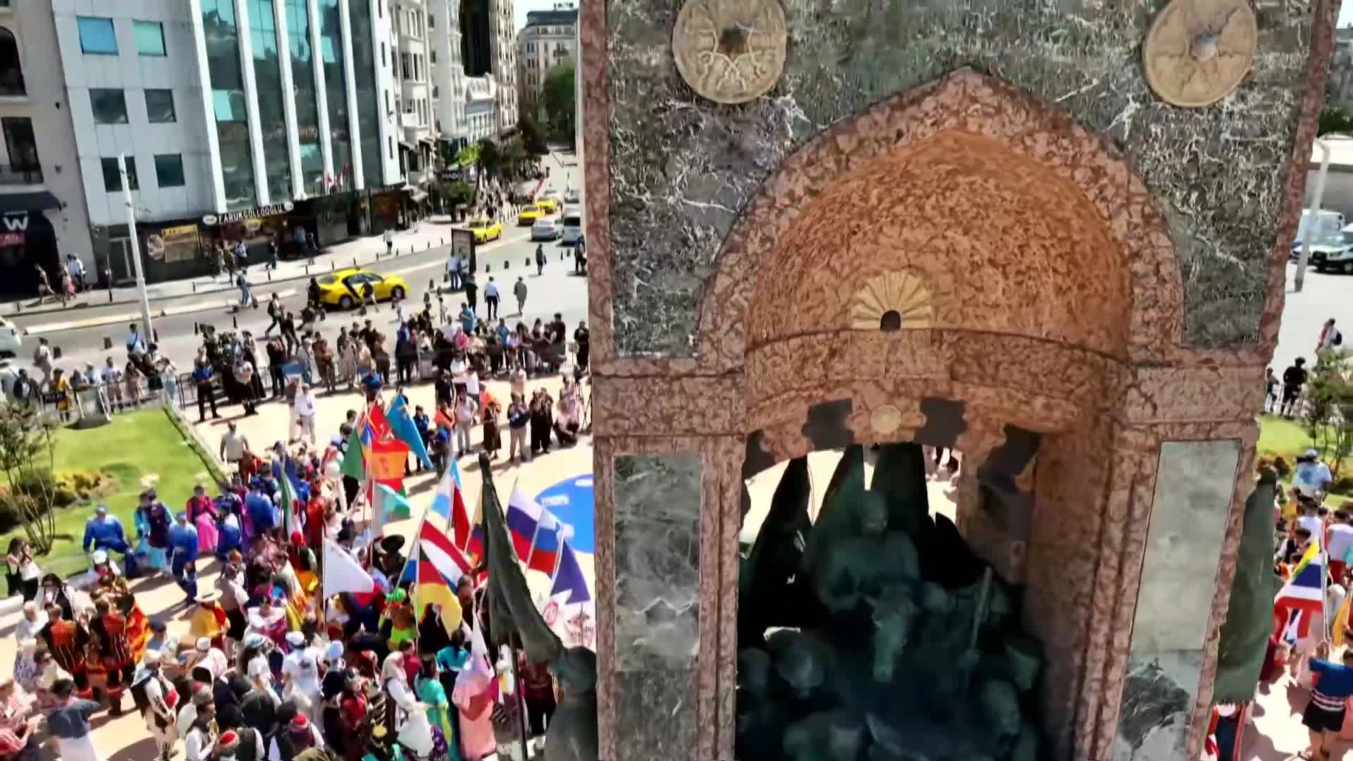 26. Uluslararası İstanbul Büyükçekmece Kültür ve Sanat Festivali başladı...55 ülkeden sanat elçileri Taksim Meydanı'nda çelenk takdim töreninde buluştu