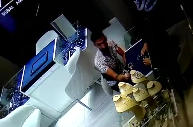 ALTIN KÜPELERİ EL ÇABUKLUĞU İLE ÇALDI