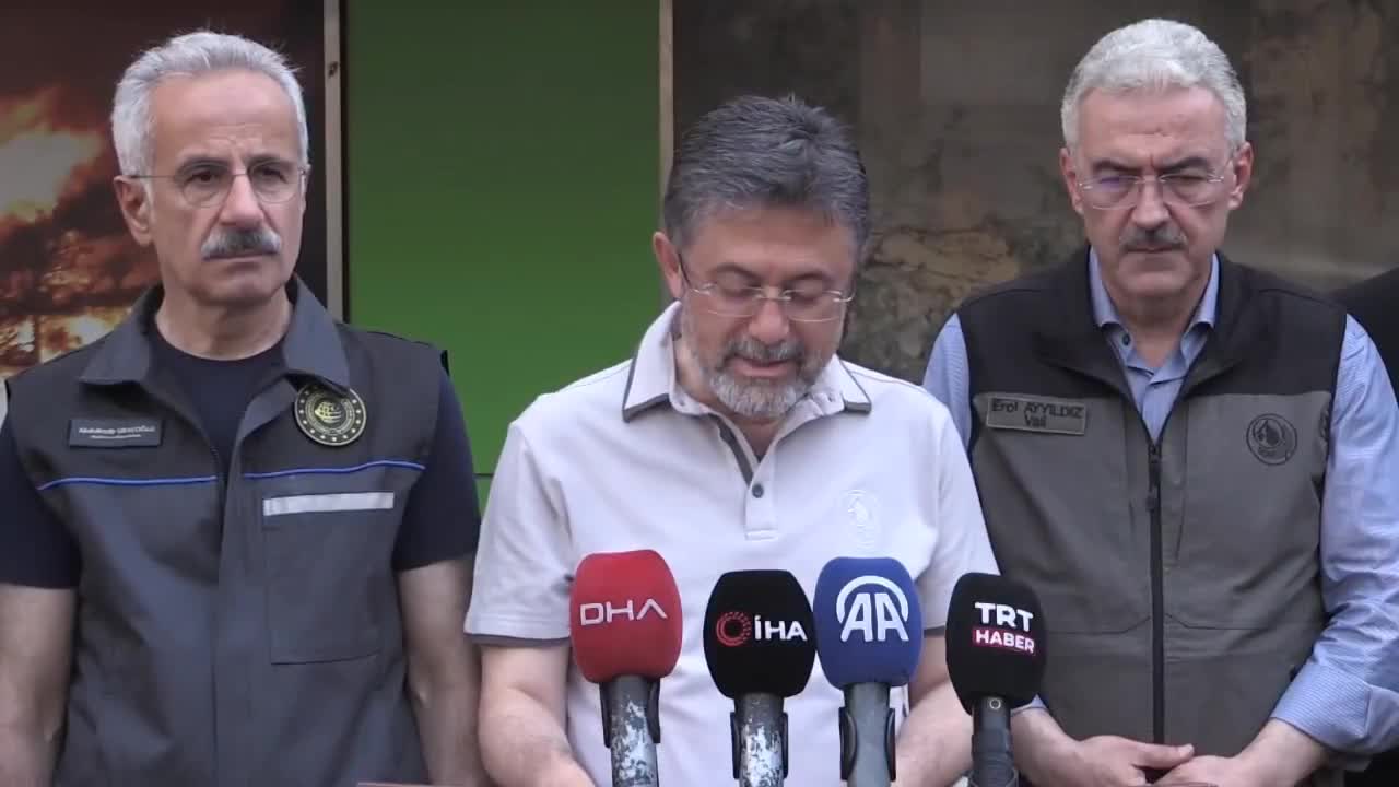 Tarım ve Orman Bakanı Yumaklı, orman yangınlarına ilişkin konuştu: "Riskli günlerden geçiyoruz, 2-3 gün daha duracak gibi değil"