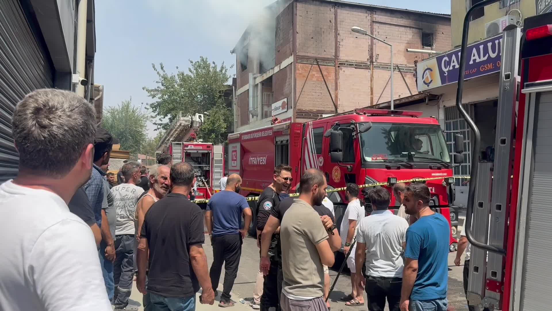 Diyarbakır’da 3 katlı mobilya üretim atölyesinde yangın