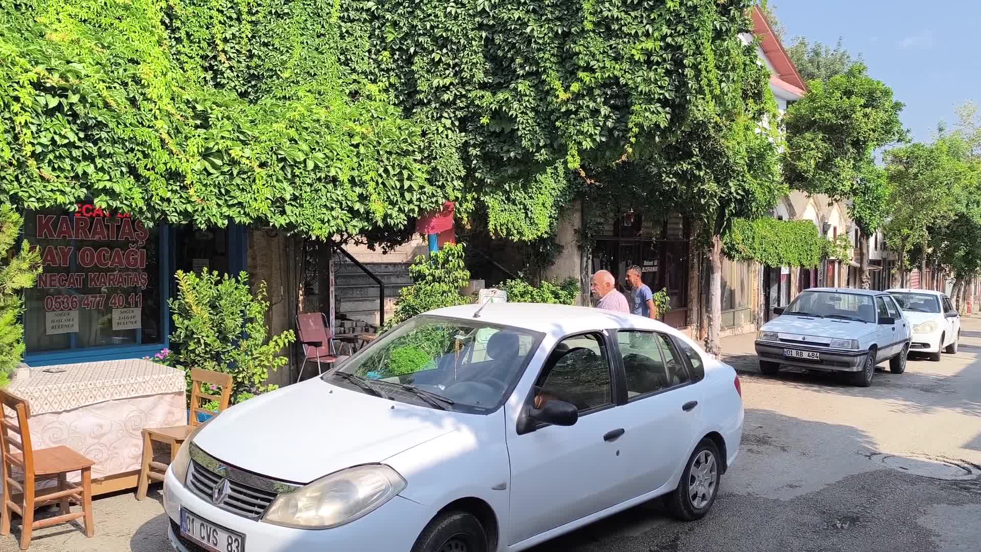 "Ölüler Kıraathanesi" Kozan'ın "hafıza duvarı" oldu... Esnaf Karataş, iş yerine ilçede 40 yıldır ölenlerin fotoğraflarını asıyor