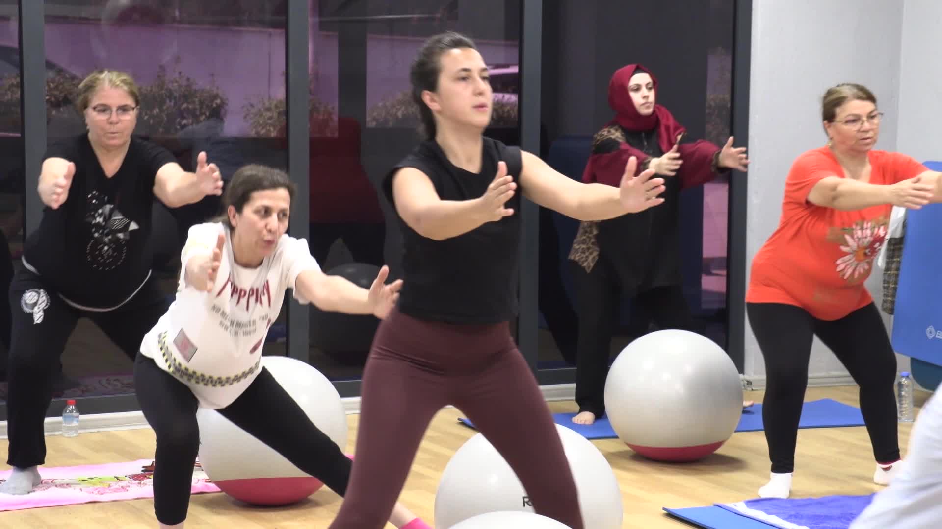 Konaklı kadınlar hem spor yapıyor hem sosyalleşiyor