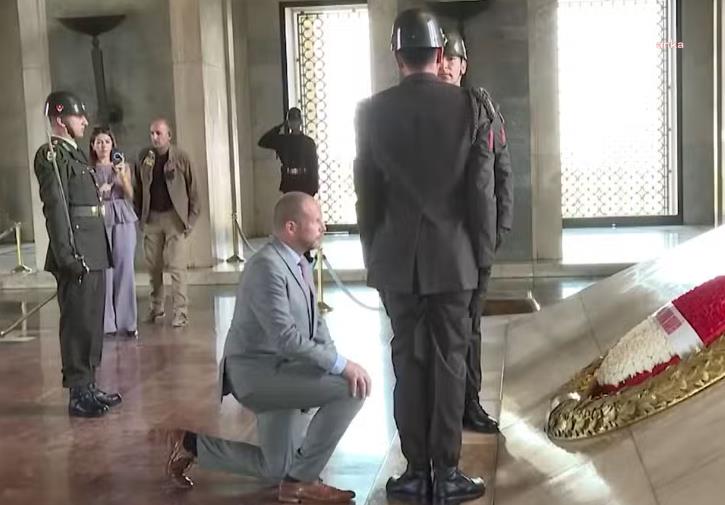 Özgür Özel'den Atatürk'ün mozolesi önünde diz çöken Francken'e mektup: "Atatürk'ün vizyonuna duyduğunuz saygı derin bir sembolik anlam taşımaktadır"