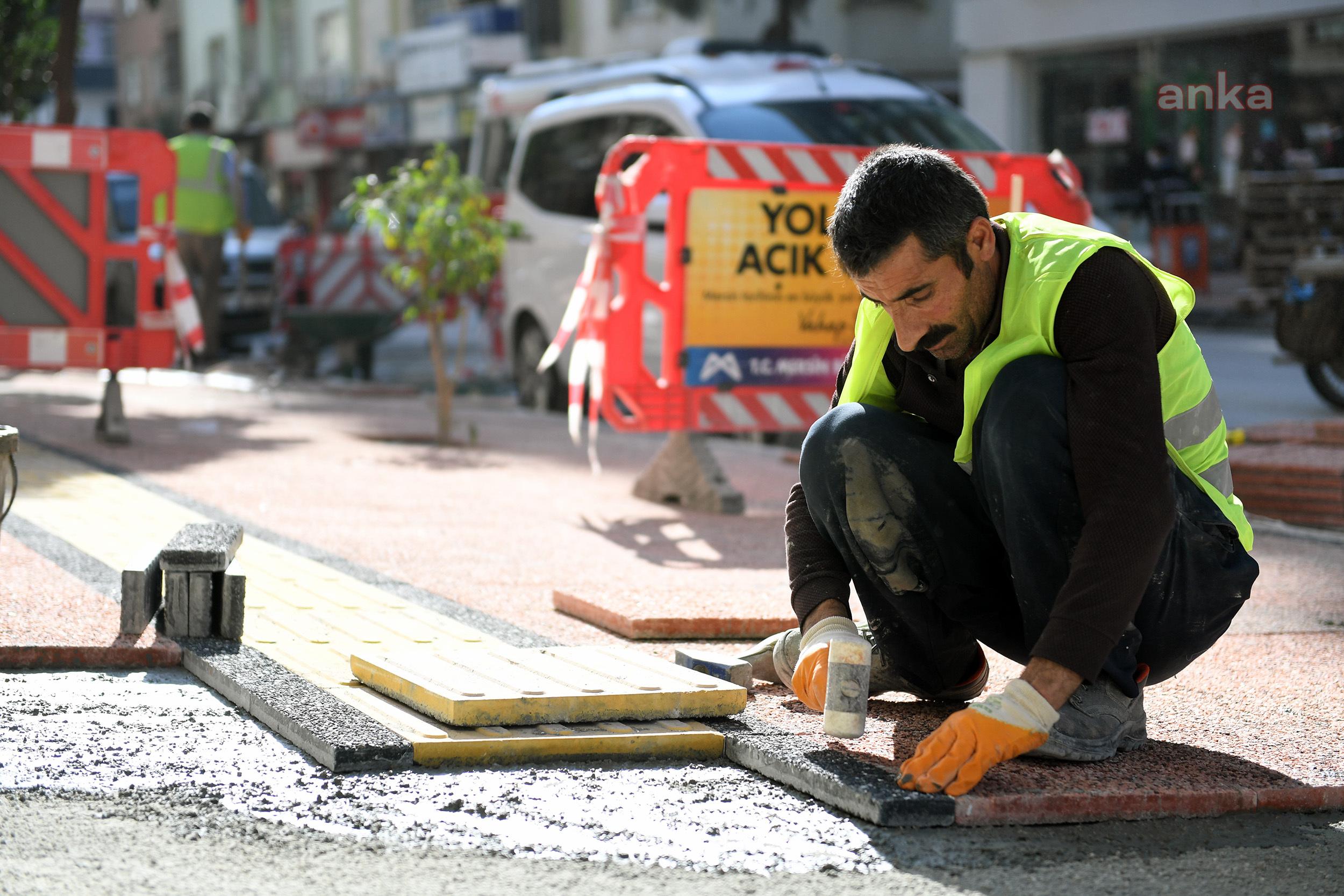 "ENGELSİZ MERSİN" İÇİN YOLA ÇIKAN BÜYÜKŞEHİR’DEN ENGELSİZ KALDIRIMLAR